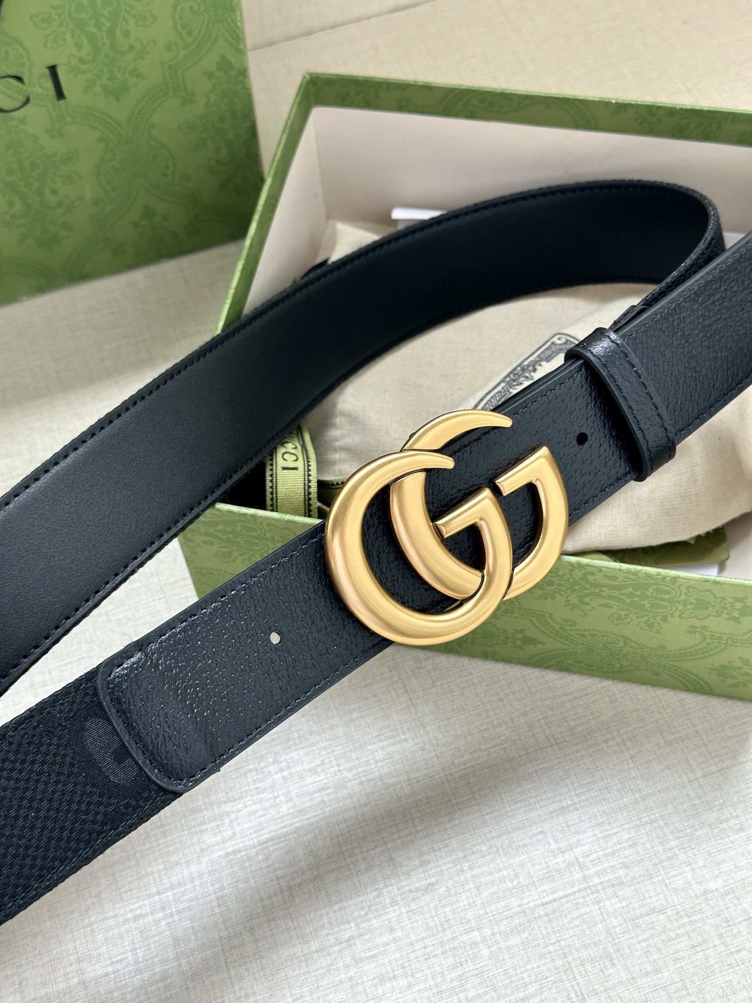 宽度4.0 GUCCI 标志性GG帆布以黑色焕新呈现，传承品牌本源。这款腰带饰有双G细节，钯金色调交织字