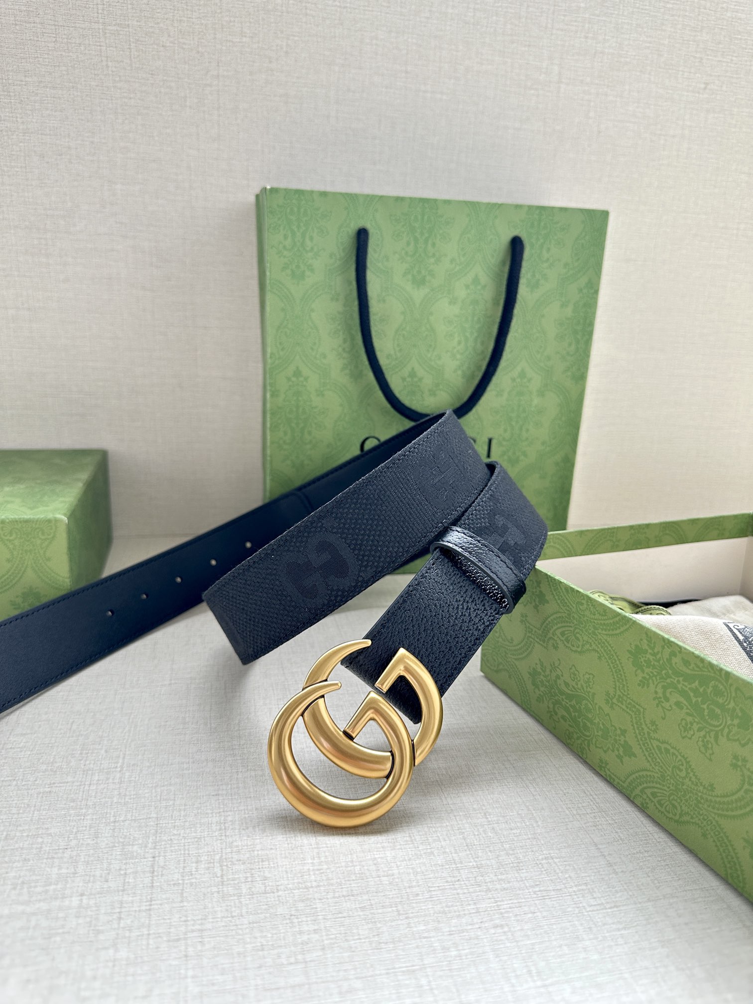 宽度4.0 GUCCI 标志性GG帆布以黑色焕新呈现，传承品牌本源。这款腰带饰有双G细节，钯金色调交织字