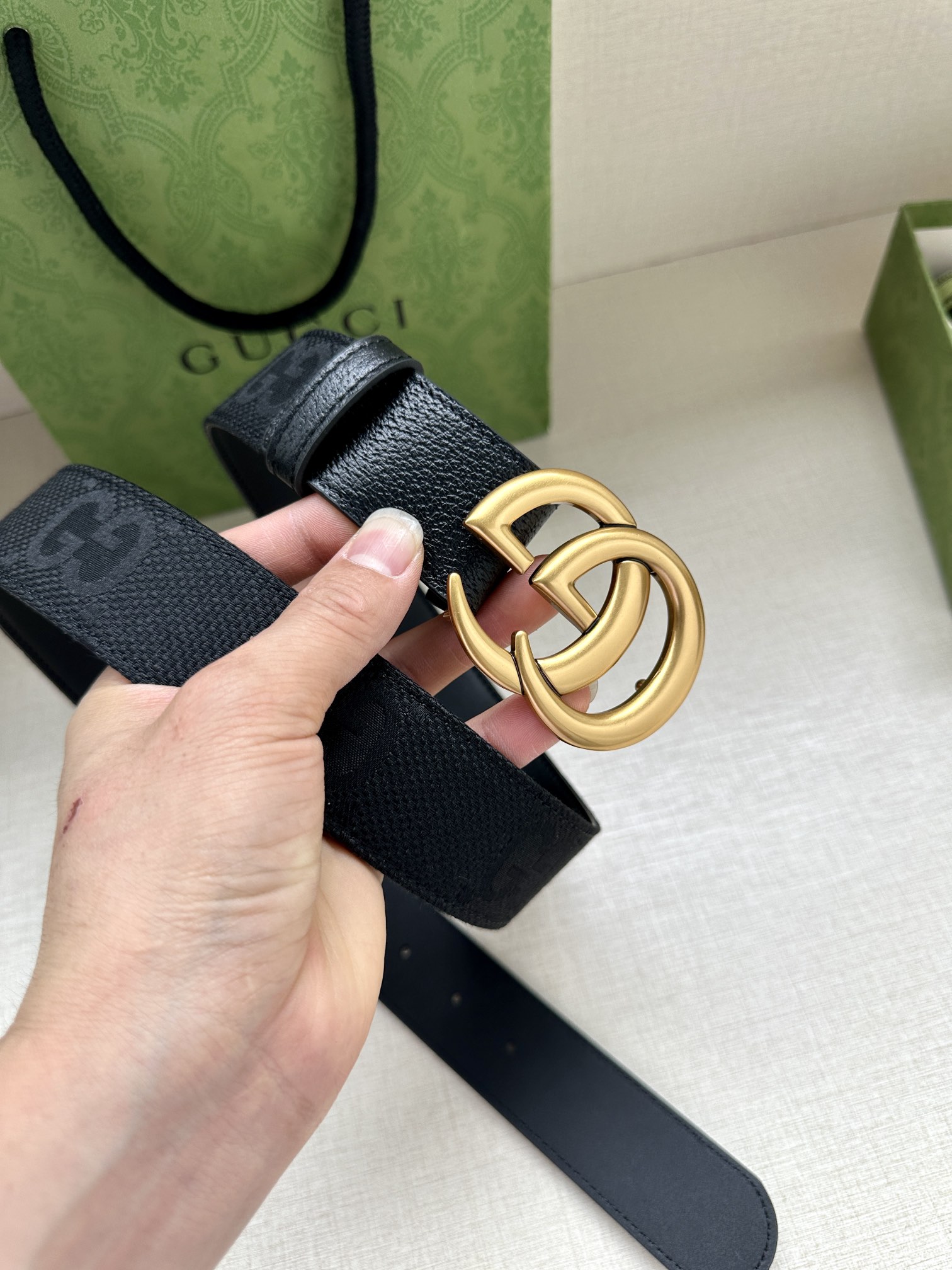 宽度4.0 GUCCI 标志性GG帆布以黑色焕新呈现，传承品牌本源。这款腰带饰有双G细节，钯金色调交织字