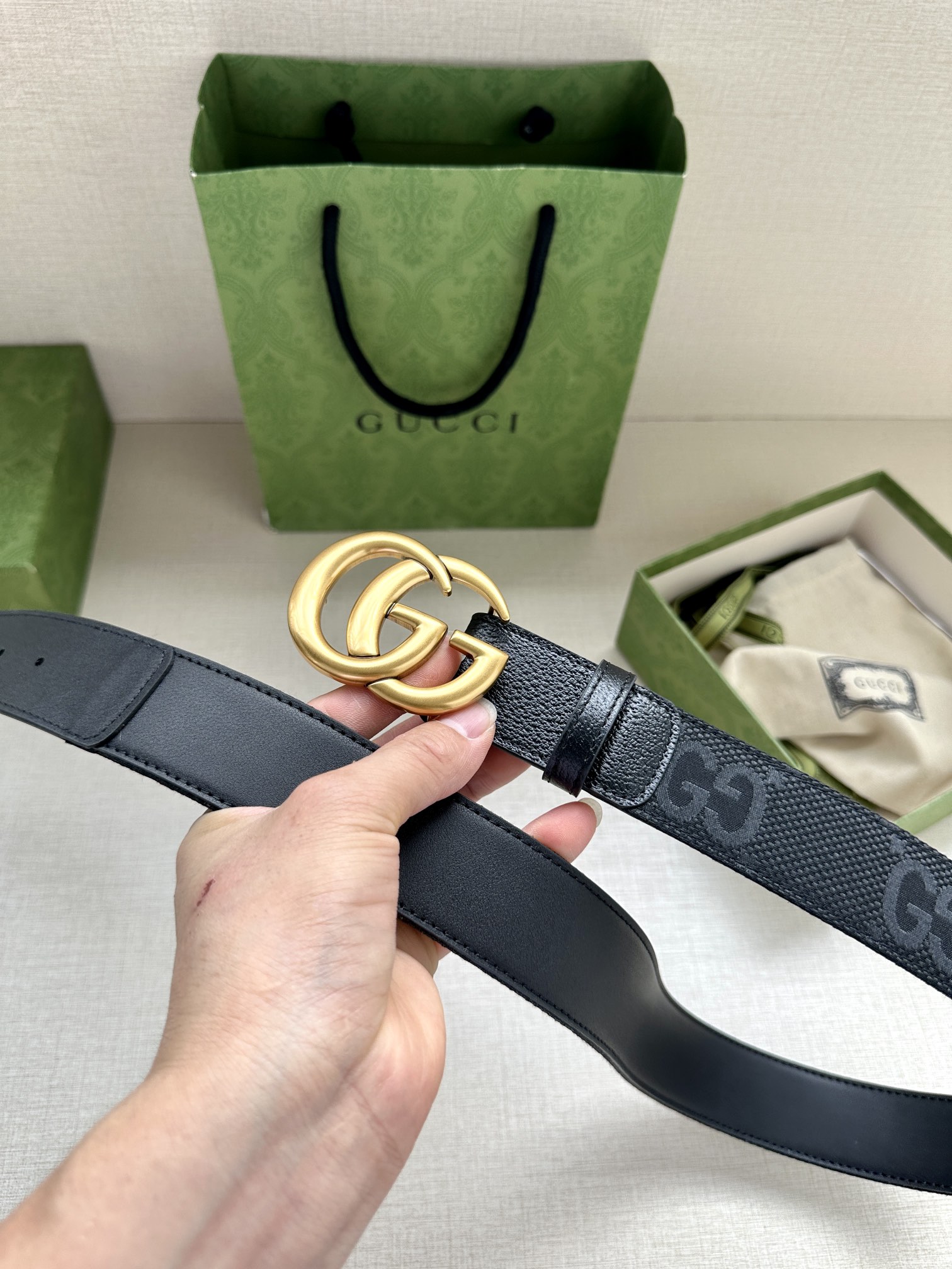 宽度4.0 GUCCI 标志性GG帆布以黑色焕新呈现，传承品牌本源。这款腰带饰有双G细节，钯金色调交织字