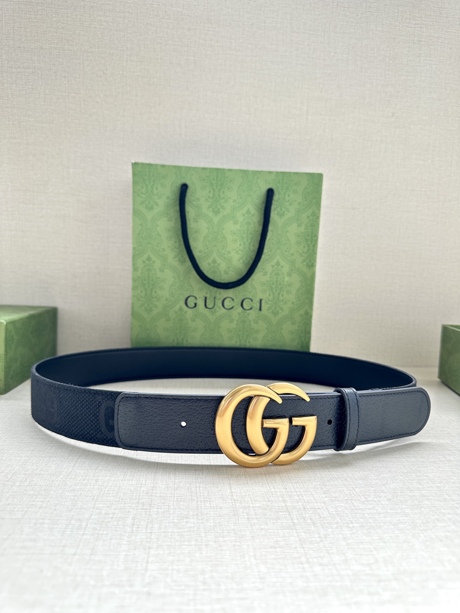 宽度4.0 GUCCI 标志性GG帆布以黑色焕新呈现，传承品牌本源。这款腰带饰有双G细节，钯金色调交织字