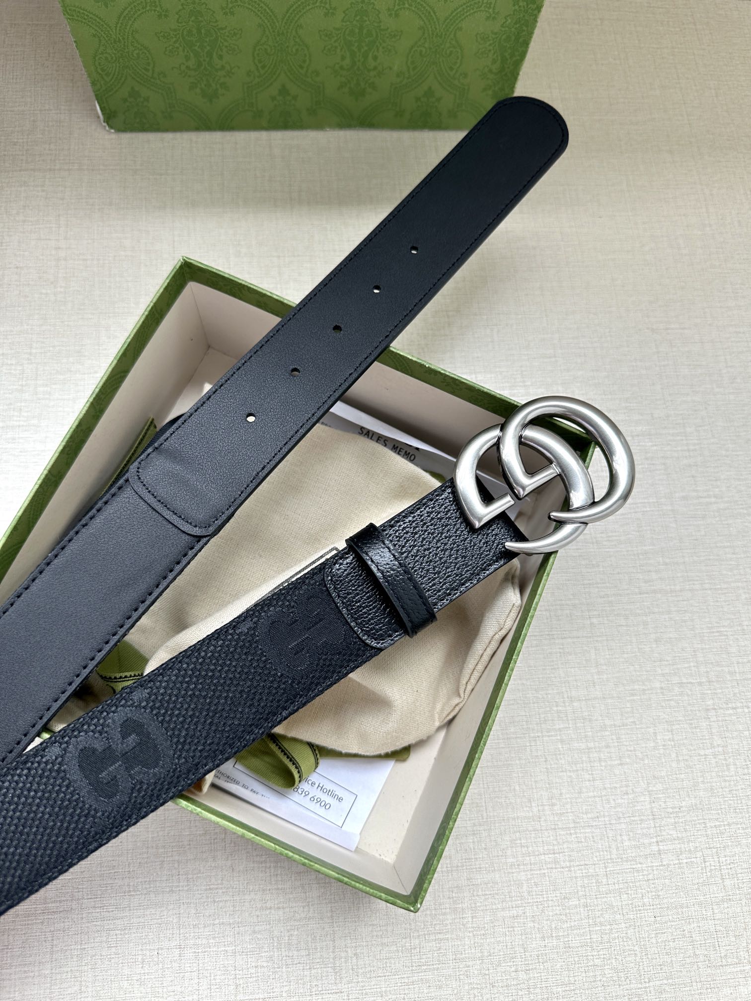 宽度4.0 GUCCI 标志性GG帆布以黑色焕新呈现，传承品牌本源。这款腰带饰有双G细节，钯金色调交织字