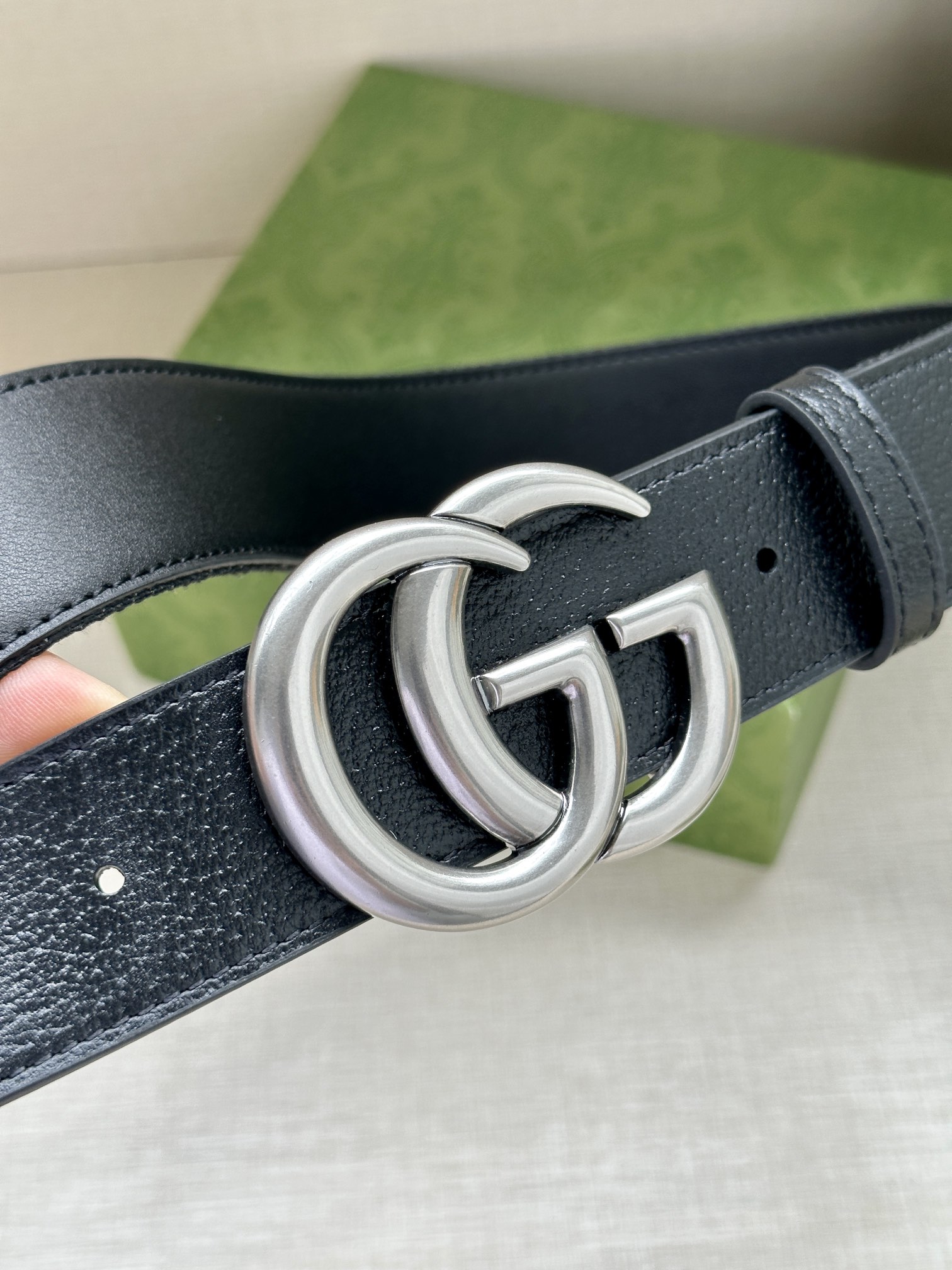 宽度4.0 GUCCI 标志性GG帆布以黑色焕新呈现，传承品牌本源。这款腰带饰有双G细节，钯金色调交织字