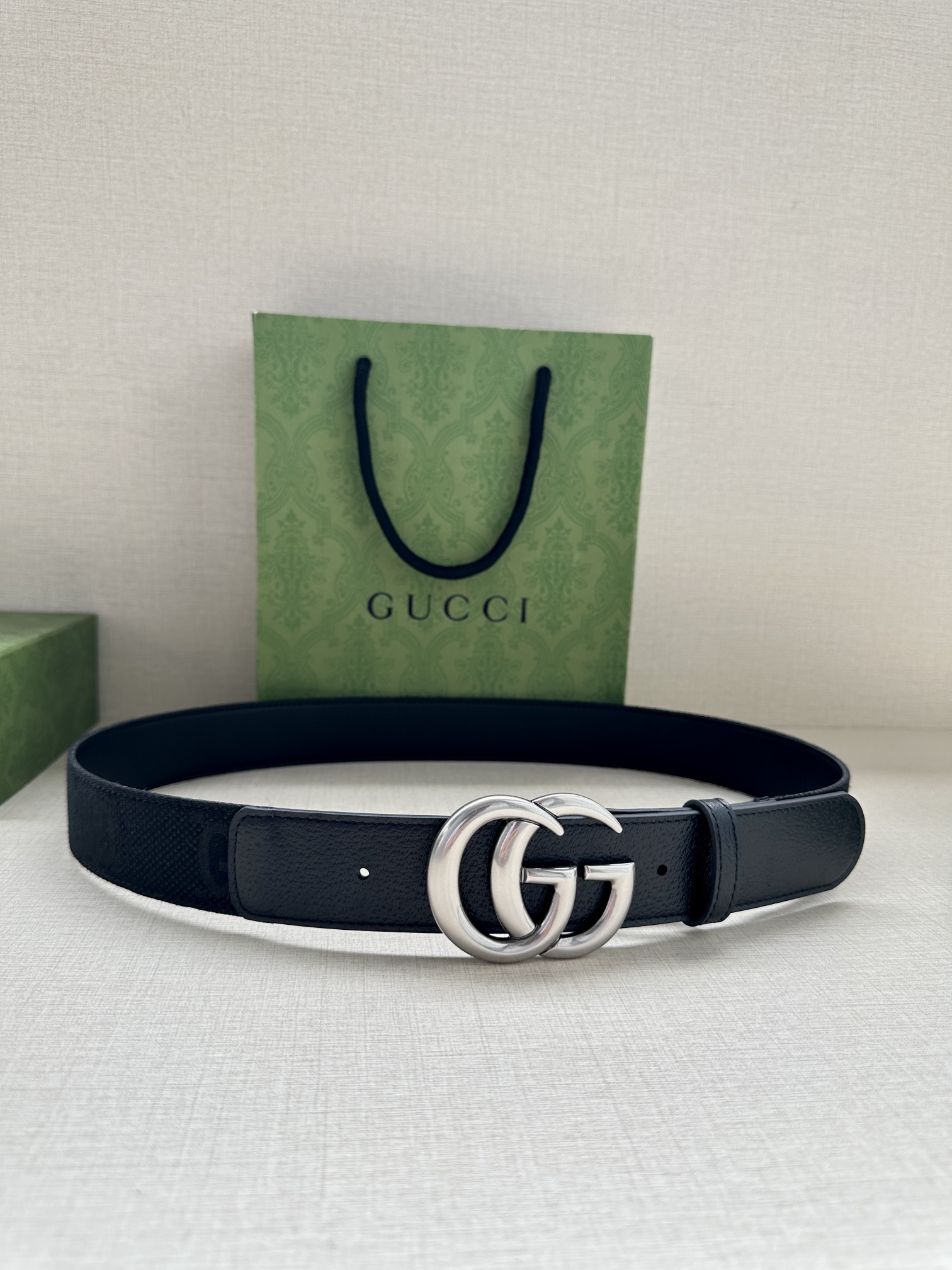 宽度4.0 GUCCI 标志性GG帆布以黑色焕新呈现，传承品牌本源。这款腰带饰有双G细节，钯金色调交织字