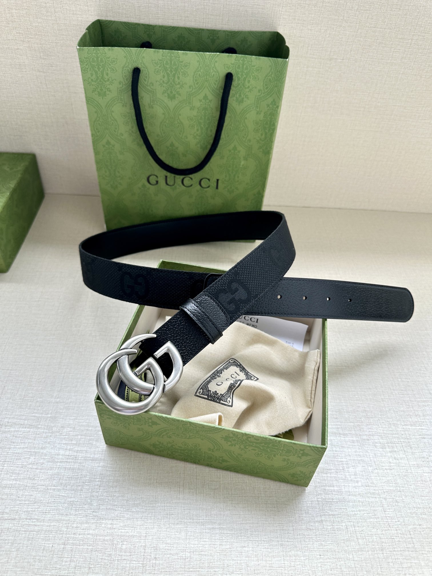 宽度4.0 GUCCI 标志性GG帆布以黑色焕新呈现，传承品牌本源。这款腰带饰有双G细节，钯金色调交织字