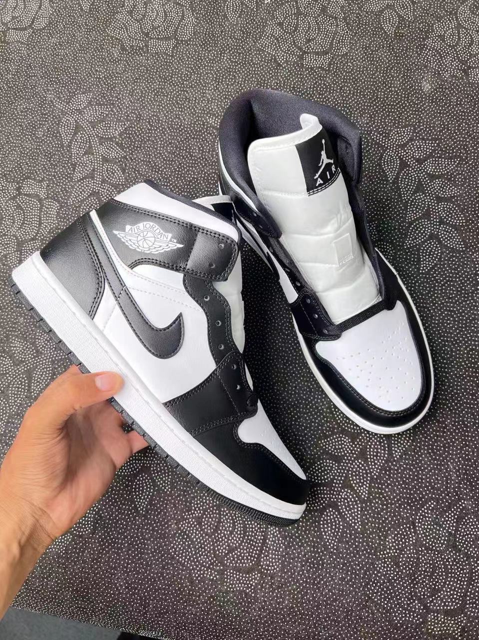 449?  Aj1 Mid 熊猫黑白?配色 ? VH原底原面合成 新配色新款 标配原盒 实物非常好看 熊猫黑白色首次运用在MiD上 逢熊猫必火 真香定律 支持得物App/识货App鉴定  支持90天无理由售后 含质保 size：35.5-46现货秒发