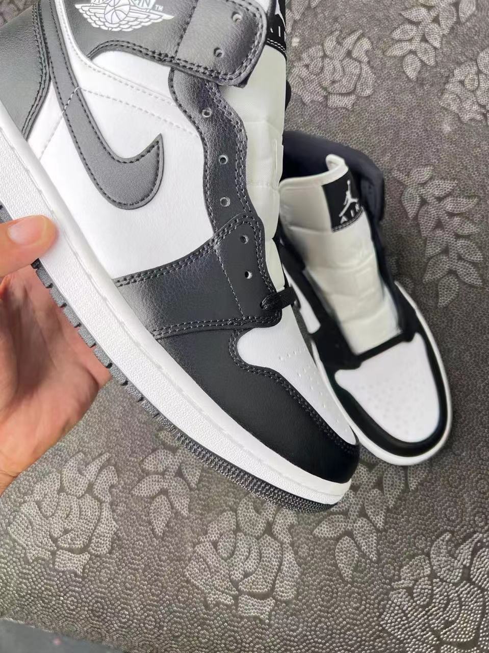 449?  Aj1 Mid 熊猫黑白?配色 ? VH原底原面合成 新配色新款 标配原盒 实物非常好看 熊猫黑白色首次运用在MiD上 逢熊猫必火 真香定律 支持得物App/识货App鉴定  支持90天无理由售后 含质保 size：35.5-46现货秒发