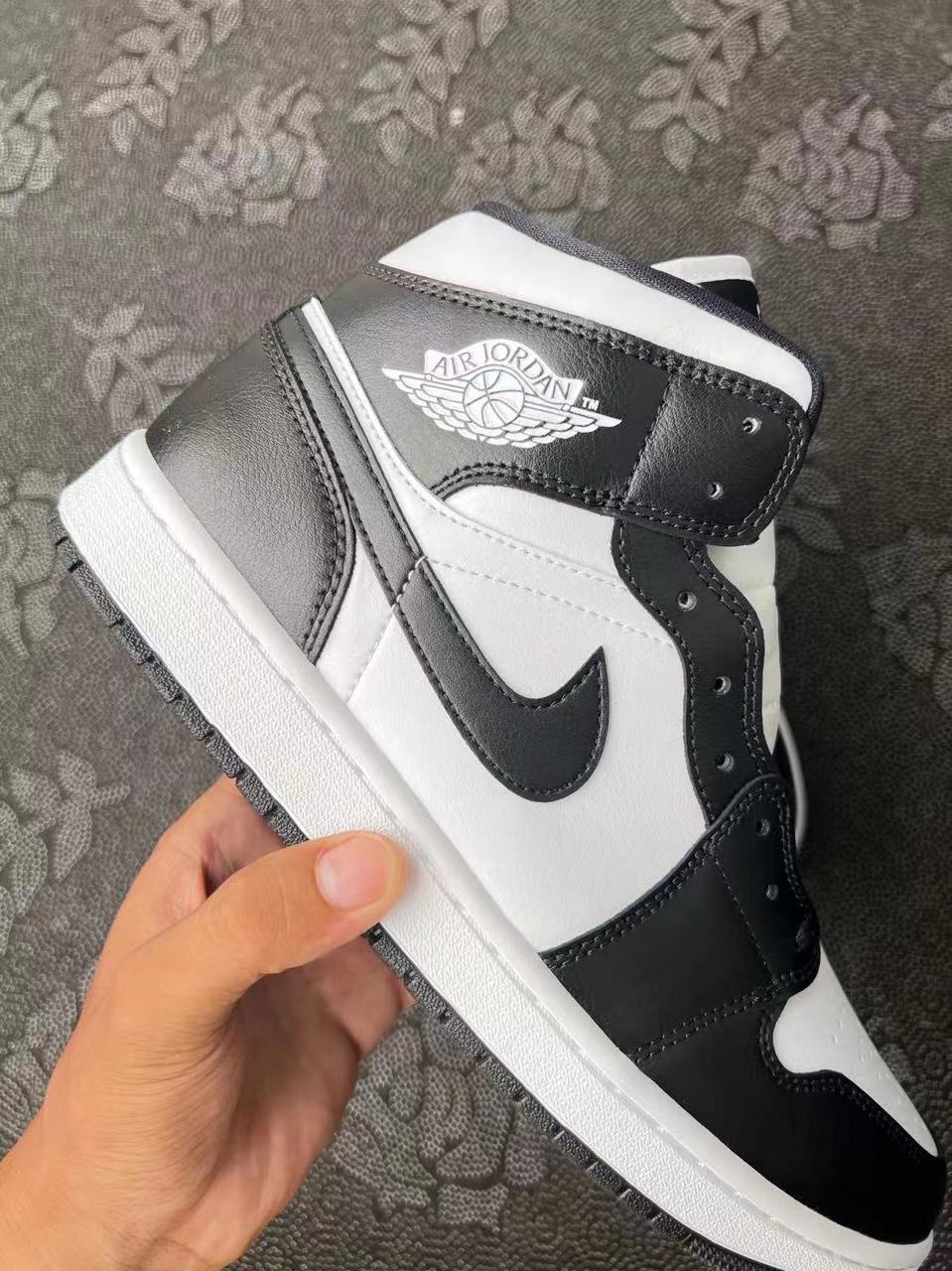 449?  Aj1 Mid 熊猫黑白?配色 ? VH原底原面合成 新配色新款 标配原盒 实物非常好看 熊猫黑白色首次运用在MiD上 逢熊猫必火 真香定律 支持得物App/识货App鉴定  支持90天无理由售后 含质保 size：35.5-46现货秒发