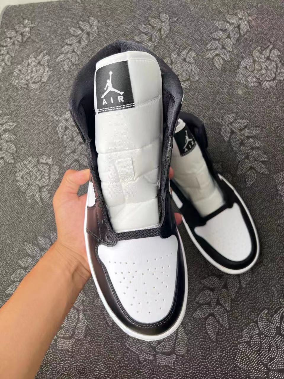 449?  Aj1 Mid 熊猫黑白?配色 ? VH原底原面合成 新配色新款 标配原盒 实物非常好看 熊猫黑白色首次运用在MiD上 逢熊猫必火 真香定律 支持得物App/识货App鉴定  支持90天无理由售后 含质保 size：35.5-46现货秒发