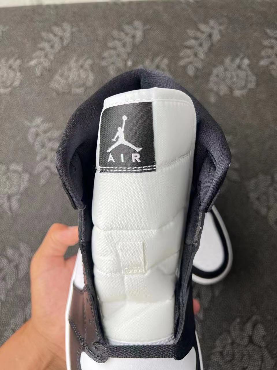 449?  Aj1 Mid 熊猫黑白?配色 ? VH原底原面合成 新配色新款 标配原盒 实物非常好看 熊猫黑白色首次运用在MiD上 逢熊猫必火 真香定律 支持得物App/识货App鉴定  支持90天无理由售后 含质保 size：35.5-46现货秒发