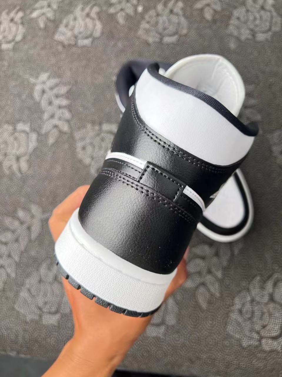 449?  Aj1 Mid 熊猫黑白?配色 ? VH原底原面合成 新配色新款 标配原盒 实物非常好看 熊猫黑白色首次运用在MiD上 逢熊猫必火 真香定律 支持得物App/识货App鉴定  支持90天无理由售后 含质保 size：35.5-46现货秒发