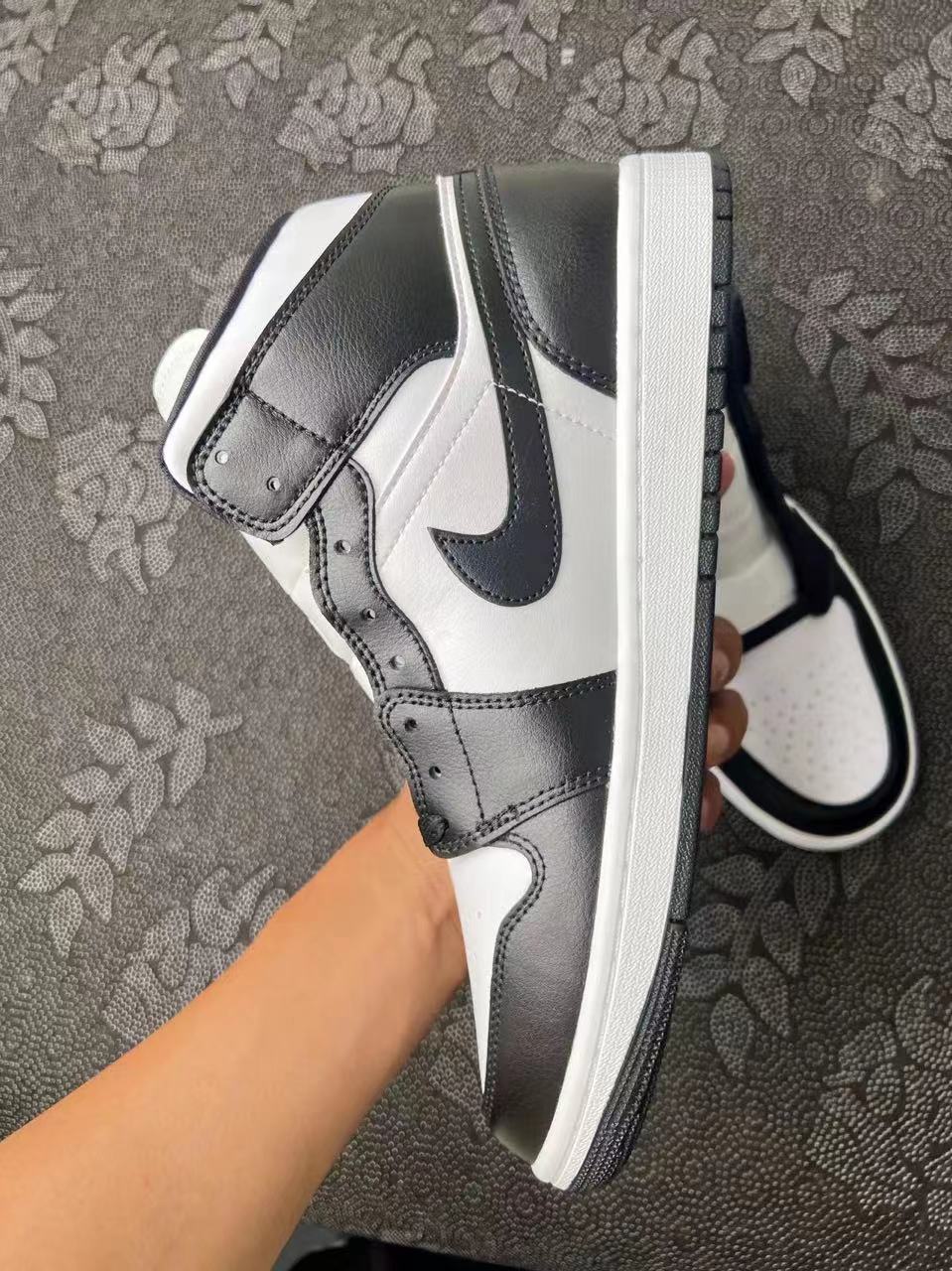 449?  Aj1 Mid 熊猫黑白?配色 ? VH原底原面合成 新配色新款 标配原盒 实物非常好看 熊猫黑白色首次运用在MiD上 逢熊猫必火 真香定律 支持得物App/识货App鉴定  支持90天无理由售后 含质保 size：35.5-46现货秒发