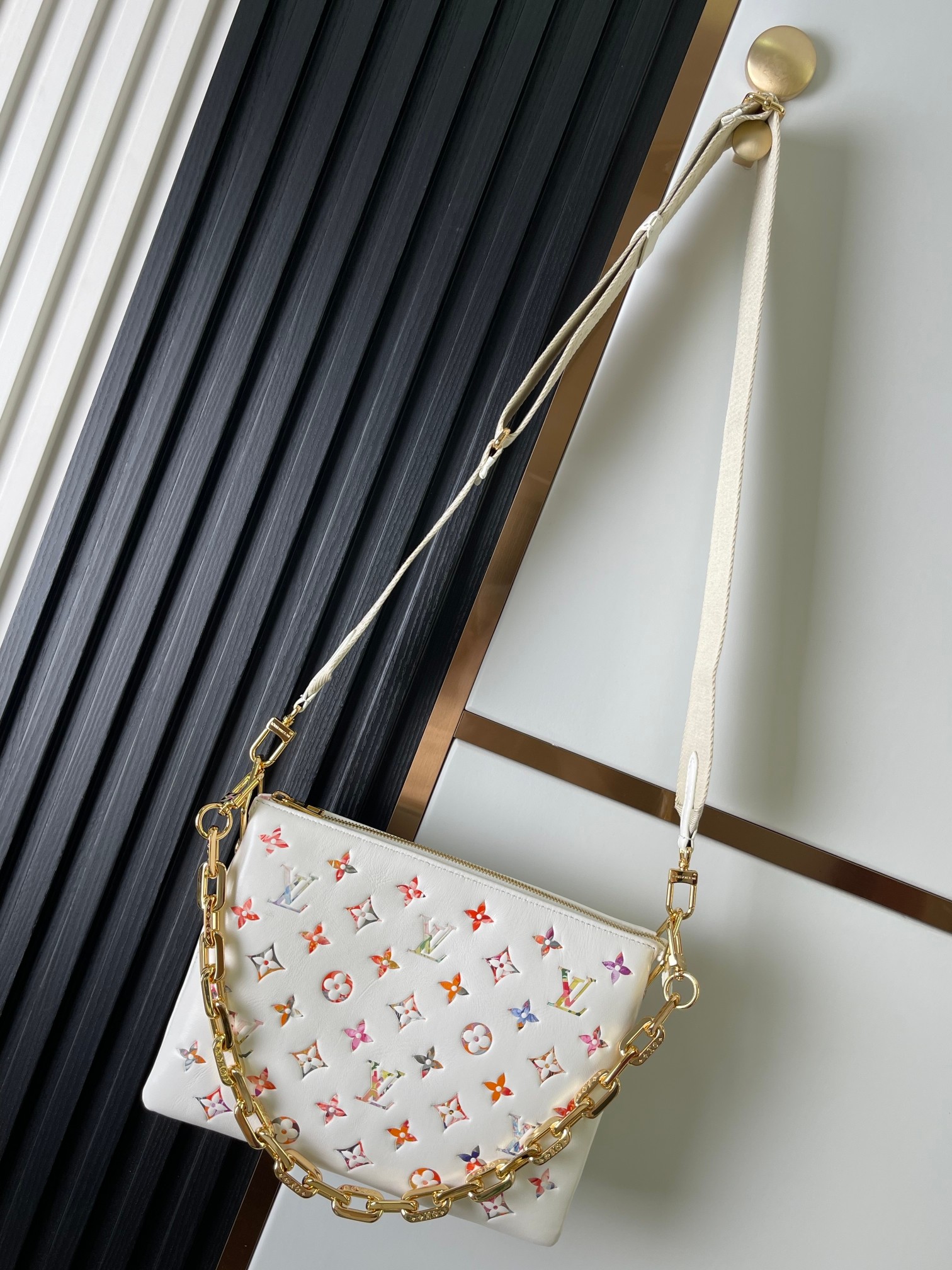 M21209 serie de bolsos de cadena de cuero completo en color blanco roto