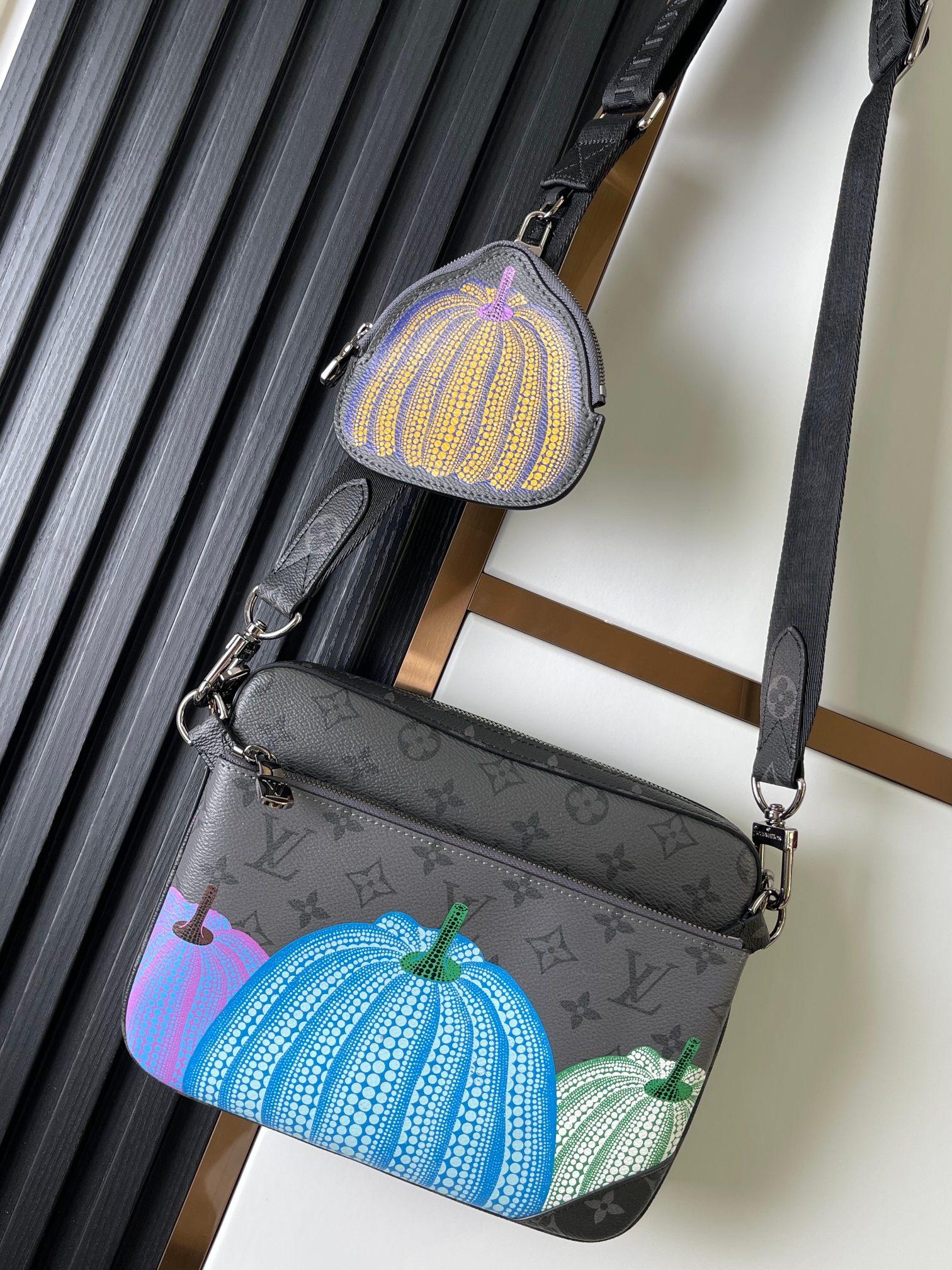 M46435 bolso de hombre con serigrafía serie de fundas para teléfono móvil LV x YK Trio Postman