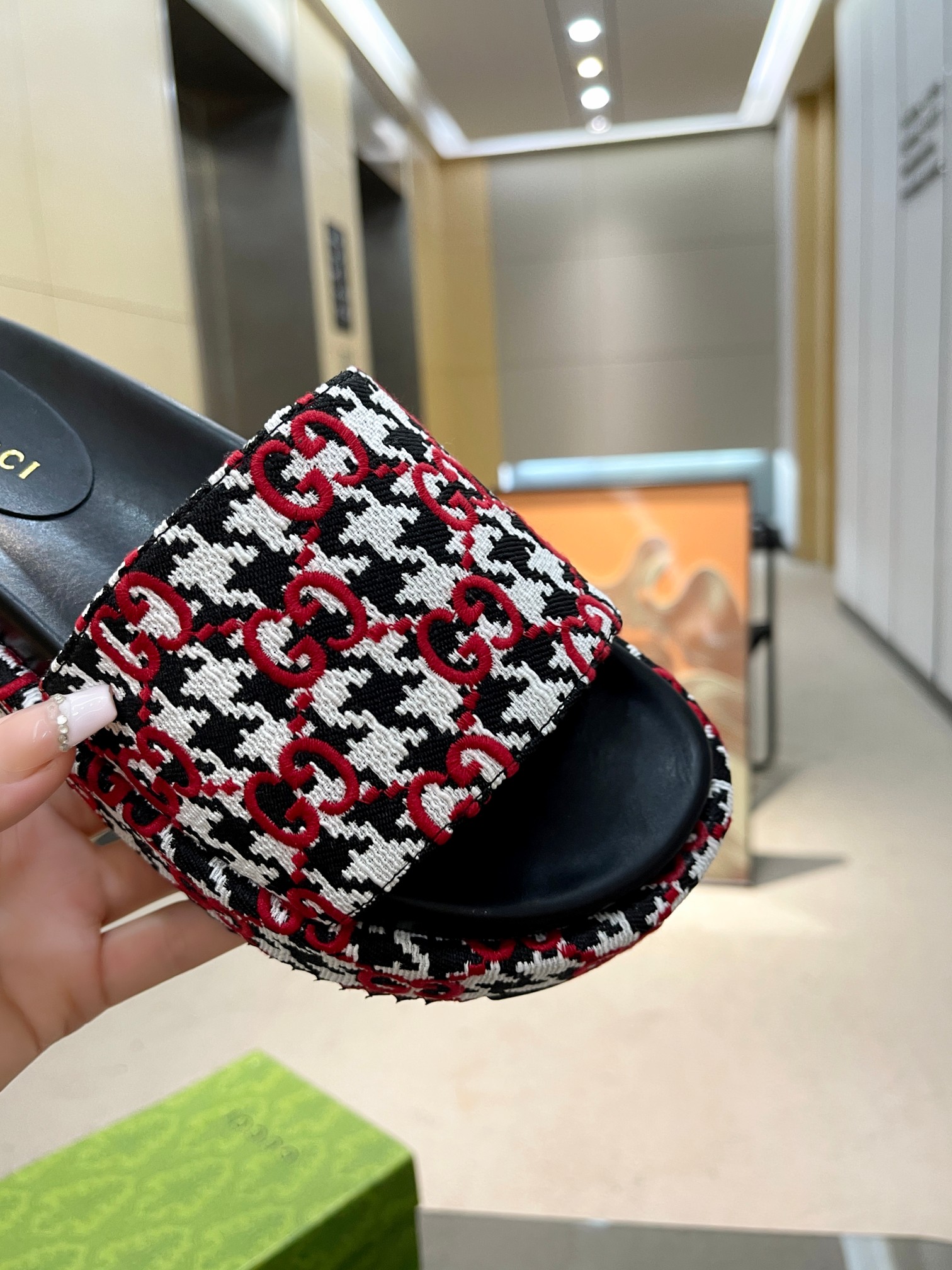 Gucci Gci Limited Edition Platform Slides, Houndstooth Pattern, Comfortable 4 a1691585111191 5215