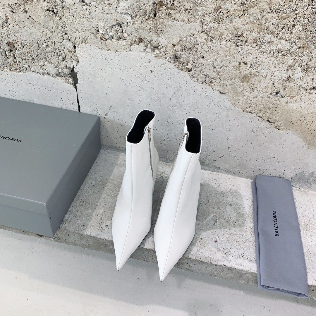 NO:461182,Short boots [BALENCIAGA*] The blogger of the new autumn and winter pointed-toe boots ins and fashion editors of major magazines are all in a pair of rebellious punks. Bad Girl's Dream Boots Original 1:1 customized calfskin fabric, sheepskin lining, Italian imported leather sole, heel height 10cm, size 35-39# (40# can be customized without return), boots, balenciaga, boots, cowhide, sheepskin, Leather soles19860909短靴【BALENCIAGA*】秋冬新款尖头靴ins的博主和各大杂志时尚编辑都人手一双叛逆朋克,Bad Girl的梦中情靴原版1:1订制小牛皮面料,羊皮内里,意大利进口真皮大底,跟高10cm,码数35-39#（40#可订做不退换）,靴子,balenciaga,boots,cowhide,sheepskin,Leather soles,Women's Shoes