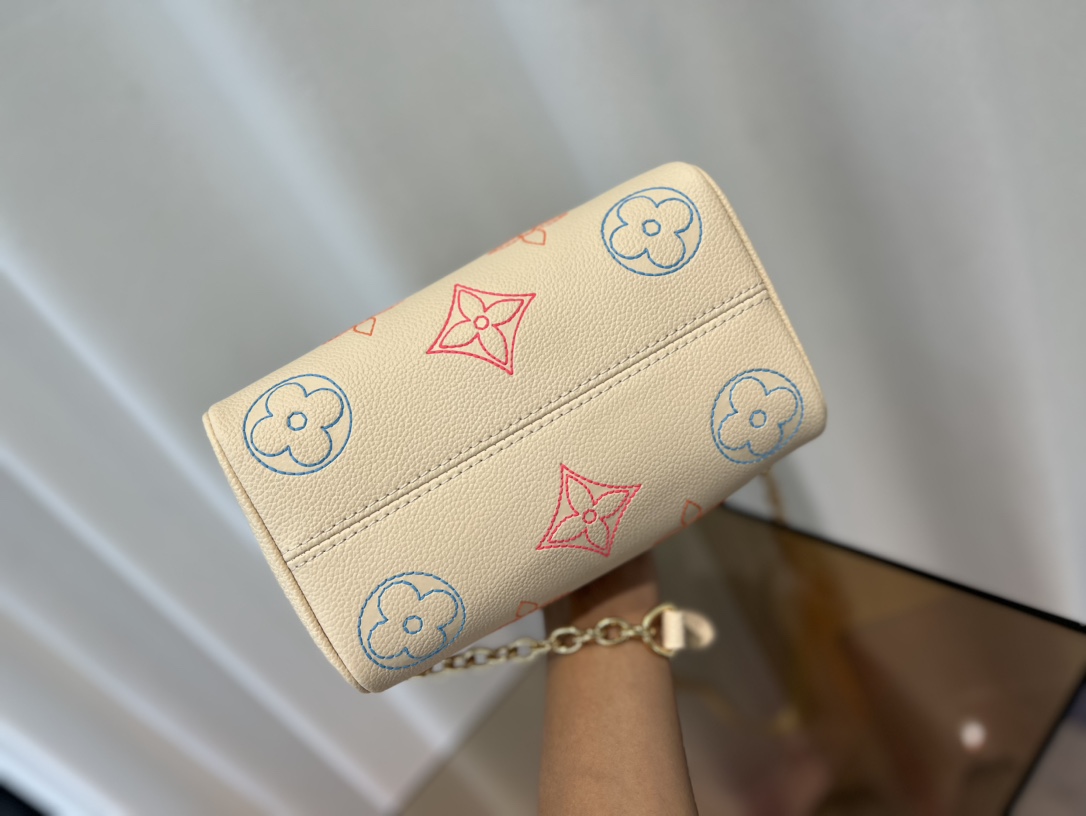 M46667 2023 秋季 Speedy Bandoulière 20 手袋焕新加入 LV Academy 系列,为 Monogram 4