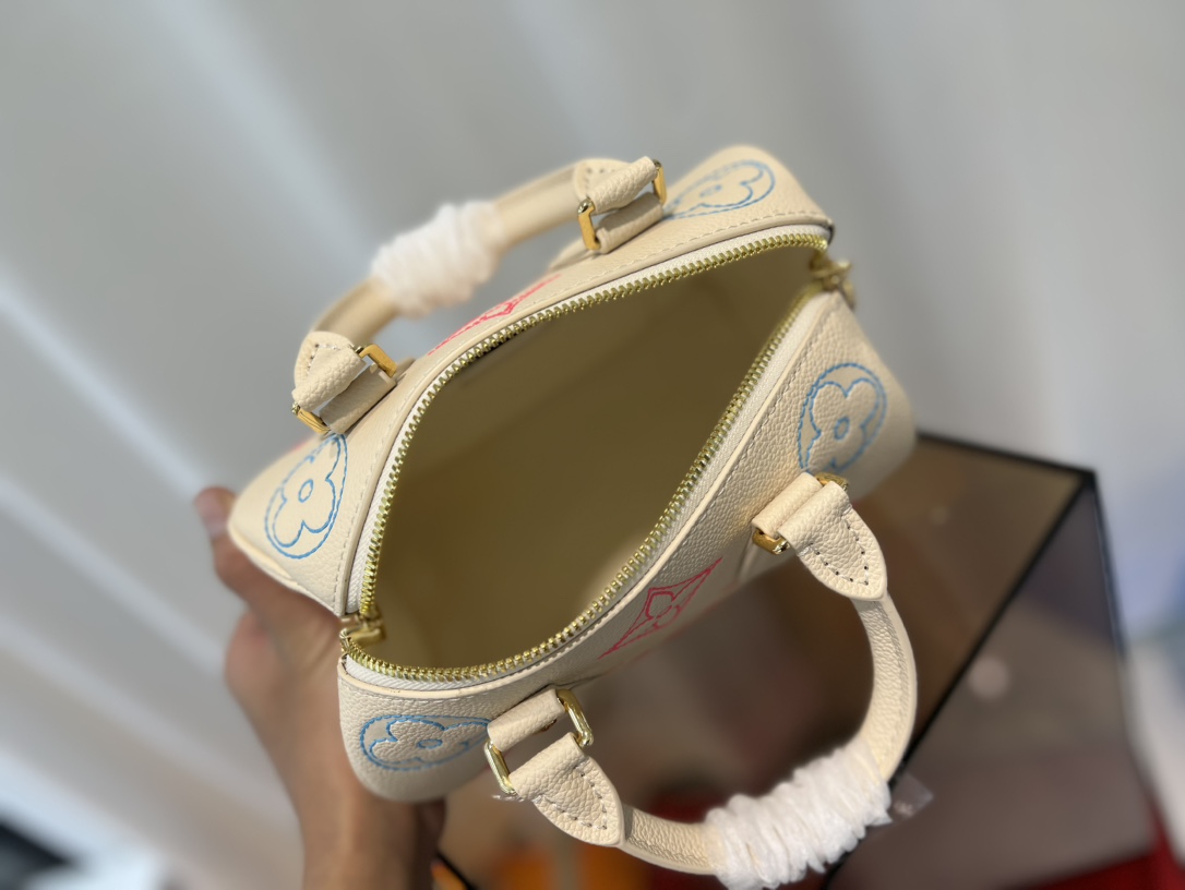 M46667 2023 秋季 Speedy Bandoulière 20 手袋焕新加入 LV Academy 系列,为 Monogram 8