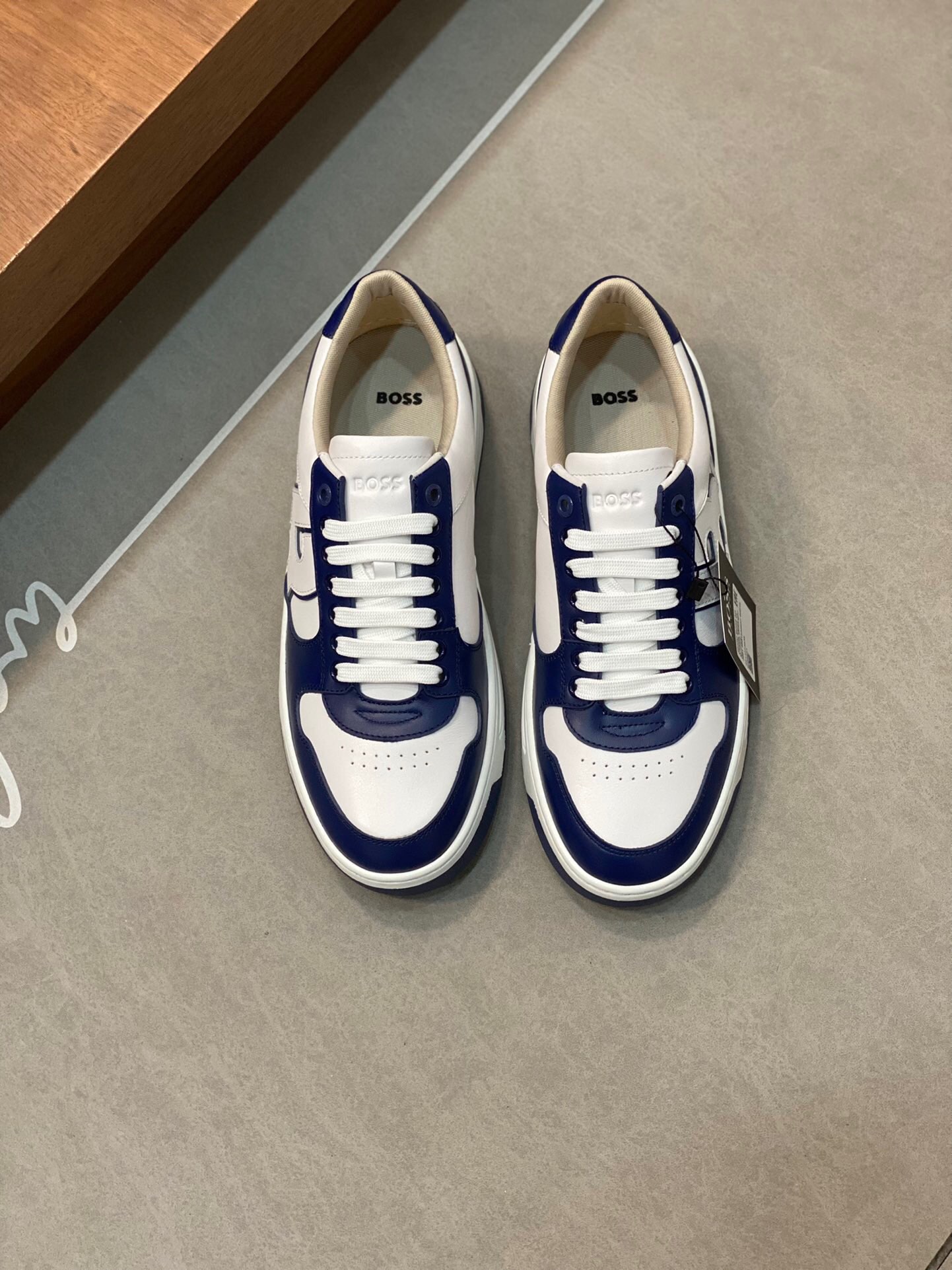 NO:216380,Brand BOOS color original color matching Size 39-44 Custom made 38.45 Price Material PORSCHE and BOSS joint low-top sneakers This sneaker is made of perforated calfskin material, and the tongue is trimmed with branded straps to show interesting brand characteristics. The rubber sole is based on interwoven letter patterns, and the rear trim is designed with calfskin air compressor logo., BOOS casual shoes, sneakers, cowhide19860909品牌BOOS 颜色原版配色 码数39-44定做38.45 价格 材质PORSCHE和BOSS联名低帮运动鞋 这款运动鞋精选穿孔小牛皮材质制作,鞋舌以品牌饰带饰边,展现趣味品牌特色.橡胶鞋底以交织字母图案为基础,后饰片则采用小牛皮空压logo设计.,BOOS 休闲鞋,sneakers,cowhide,Men's shoes