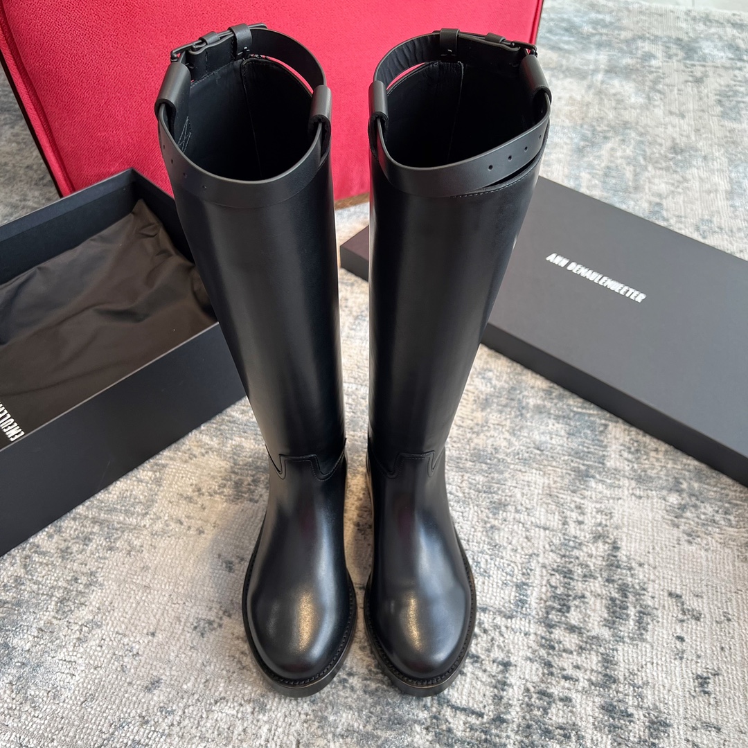 NO:594290,Wande-made ANNDEMEULEMEESTER dark knight boots, a versatile artifact. The leather has been upgraded this year, and a large number of products have been released. The long boots at a glance!! Highly recommended!! The classic Ann knight boots are instantly fall in love with knight boots! They are more and more popular! The fit is really good and the feet are too slim ~ and the leather is very soft, so you don’t have to worry about grinding your feet. It is also very convenient to put on and take off. It is perfect for small girls to add an inner layer to increase their height. The upper is imported top-grade waxed cowhide and the lining is imported lambskin.  ZP private model customized outsole Size 35～40, boots, cowhide, sheepskin19860909莞产 ANNDEMEULEMEESTER暗黑骑士靴、百搭神器 今年皮质有升级,大货已出 一眼万年de长靴!!怒推!!经典款Ann骑士靴一眼就沦陷的骑士靴!越穿越上头!版型真的很赞上脚太显瘦了~ 而且皮质很软不用担心磨脚穿脱也很方便、小个子女生再垫个内增高完美 鞋面进口顶级油蜡牛皮 内里进口小羊皮 ZP私模定制大底 Size35～40,靴子,boots,cowhide,sheepskin,Women's Shoes