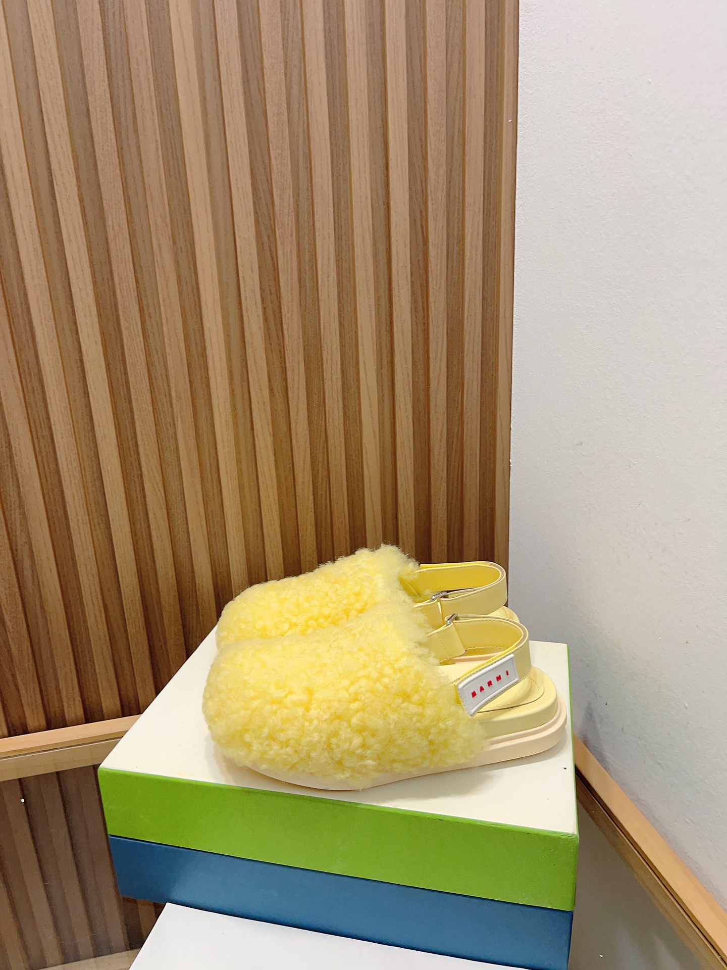 Manrimani’s 2023 Lamb-Covered Sandals: Stylish, Simple, and Comfortable - 图片 1