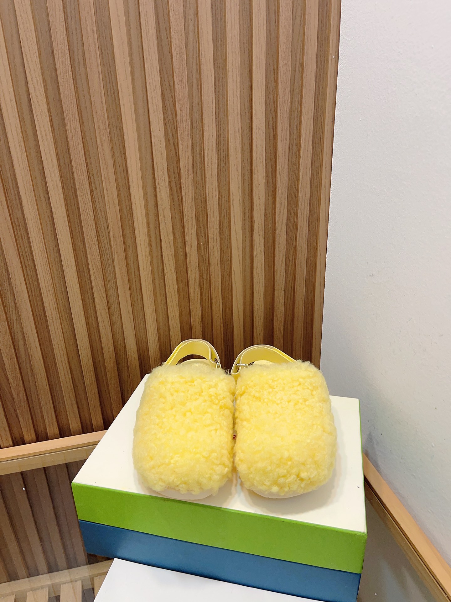 Manrimani’s 2023 Lamb-Covered Sandals: Stylish, Simple, and Comfortable - 图片 2