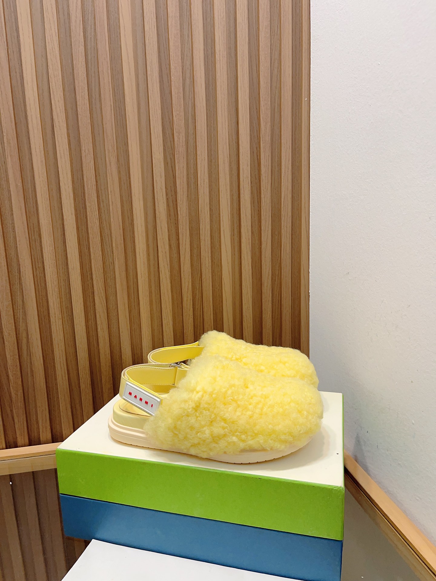 Manrimani’s 2023 Lamb-Covered Sandals: Stylish, Simple, and Comfortable - 图片 4