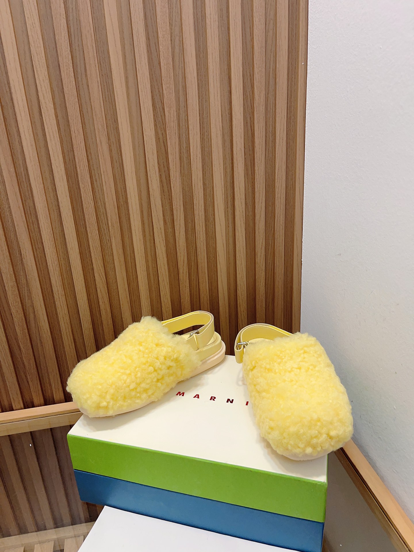 Manrimani’s 2023 Lamb-Covered Sandals: Stylish, Simple, and Comfortable - 图片 3
