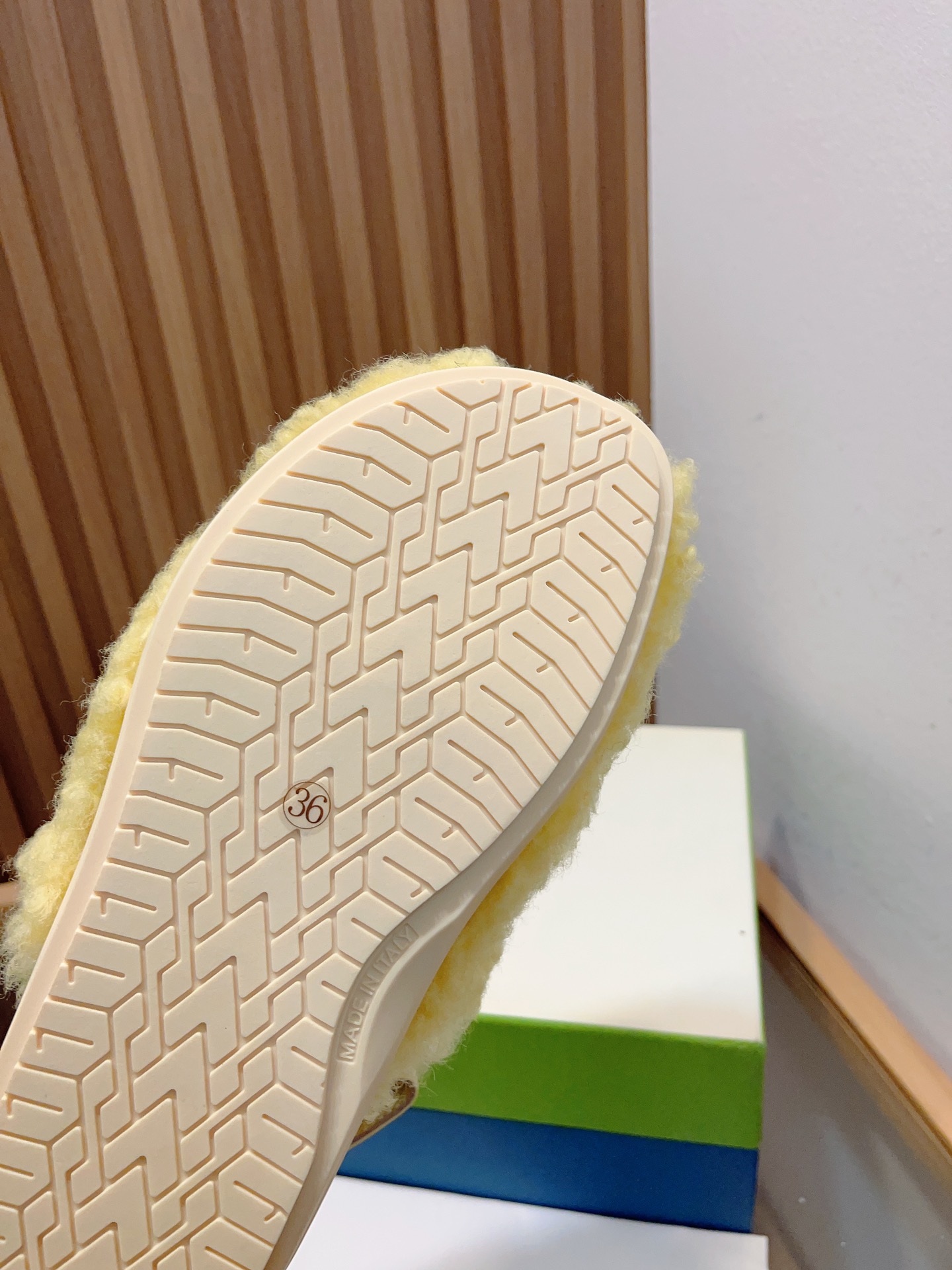Manrimani’s 2023 Lamb-Covered Sandals: Stylish, Simple, and Comfortable - 图片 9