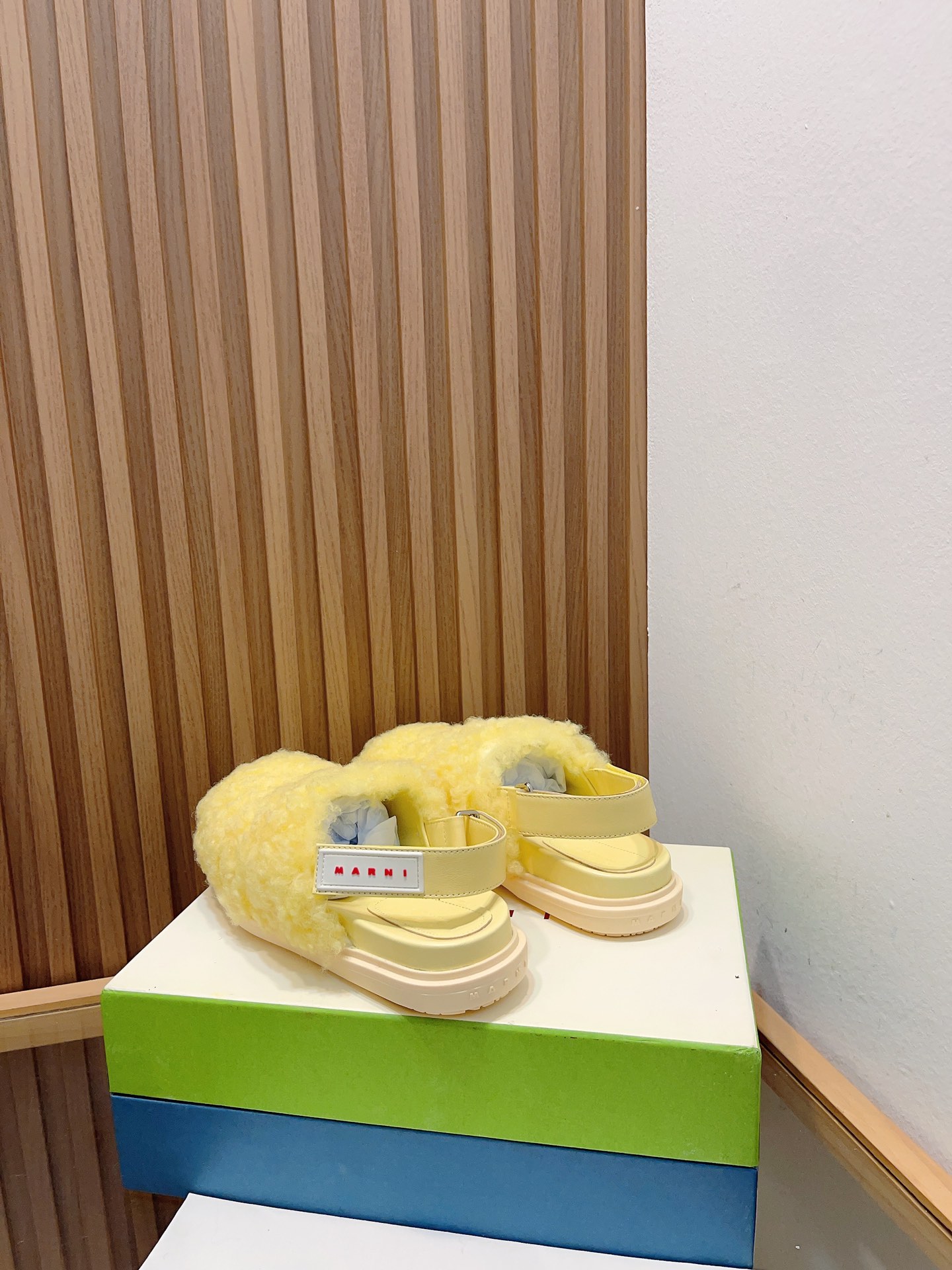 Manrimani’s 2023 Lamb-Covered Sandals: Stylish, Simple, and Comfortable - 图片 5