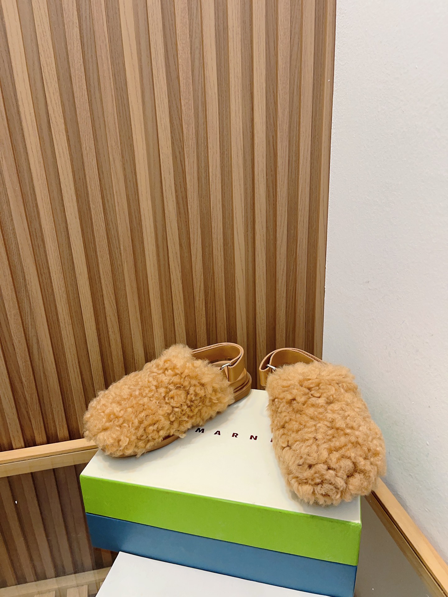 2023 Manrimani Lamb-Covered Sandals: Stylish, Simple, and High-Quality - 图片 3