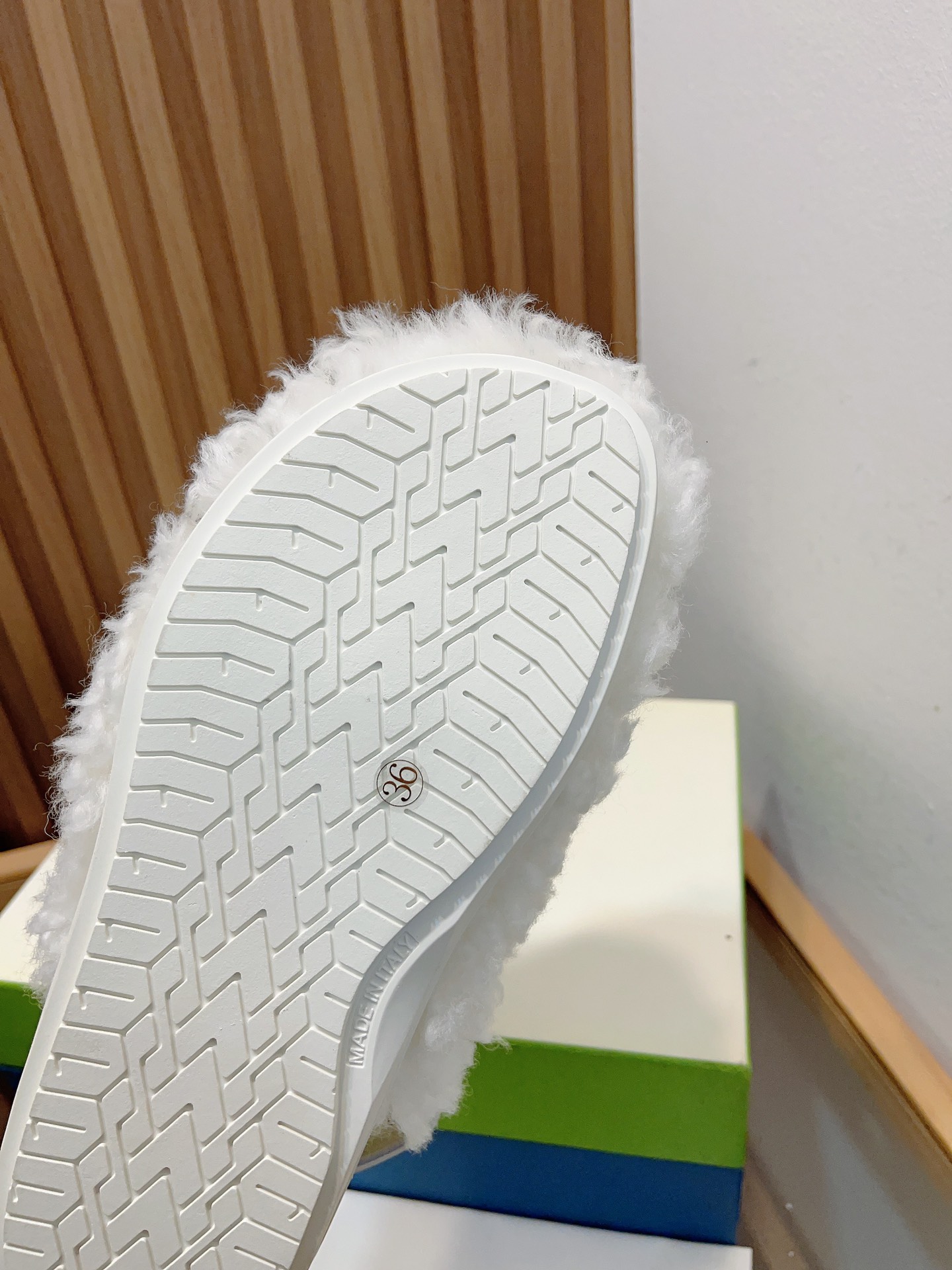 Manrimani’s 2023 Lamb-Covered Sandals: Stylish, Simple, and Comfortable - 图片 9