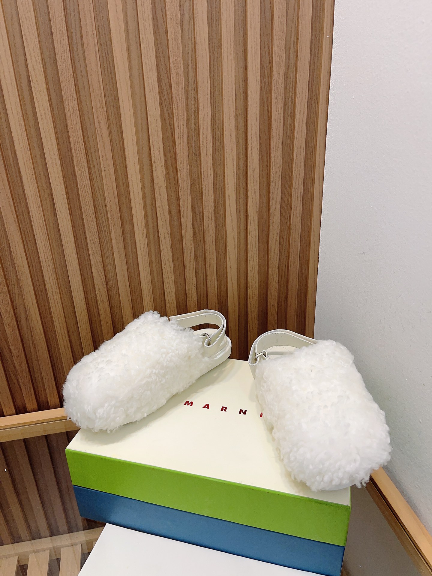 Manrimani’s 2023 Lamb-Covered Sandals: Stylish, Simple, and Comfortable - 图片 3