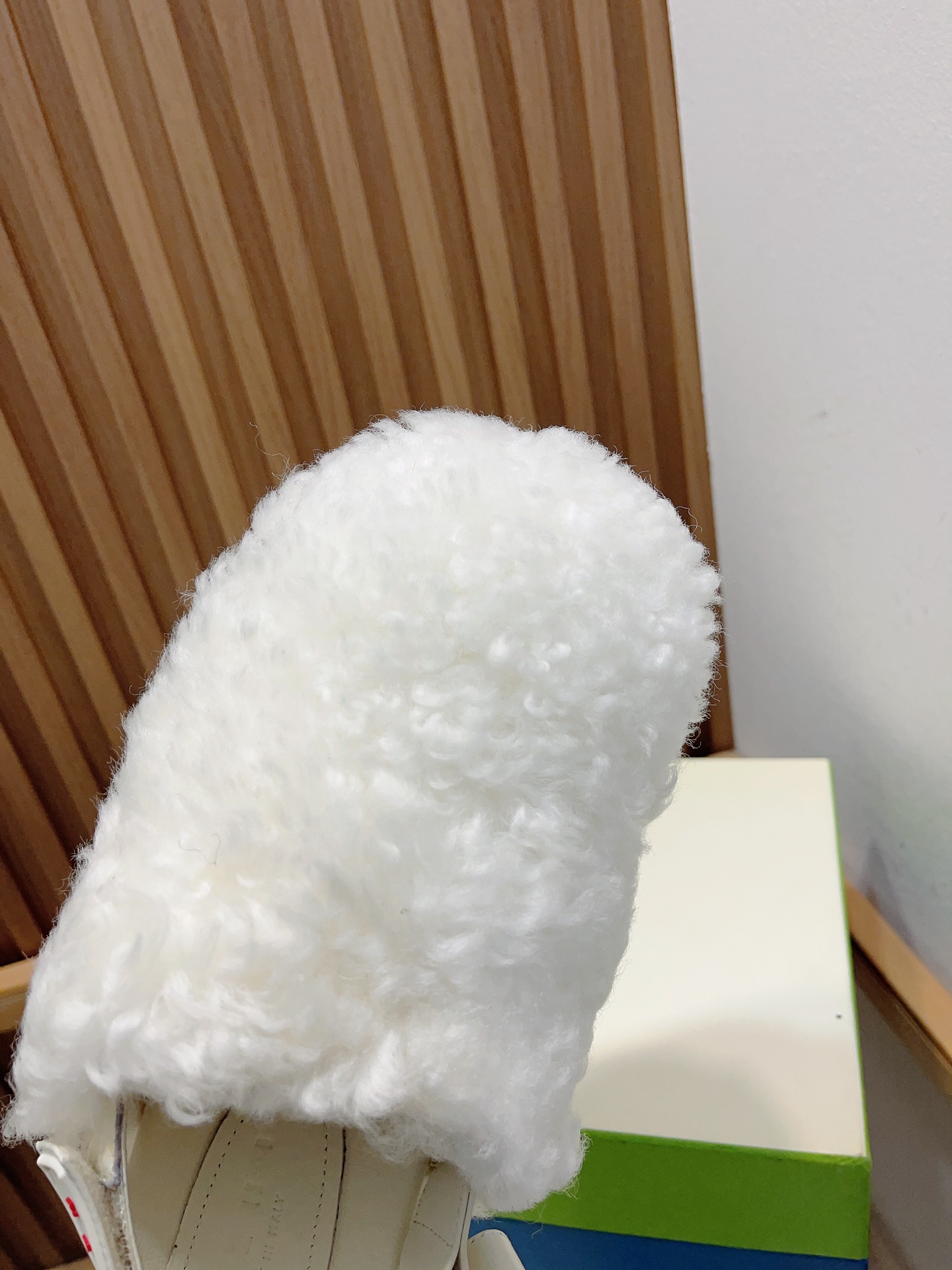 Manrimani’s 2023 Lamb-Covered Sandals: Stylish, Simple, and Comfortable - 图片 6