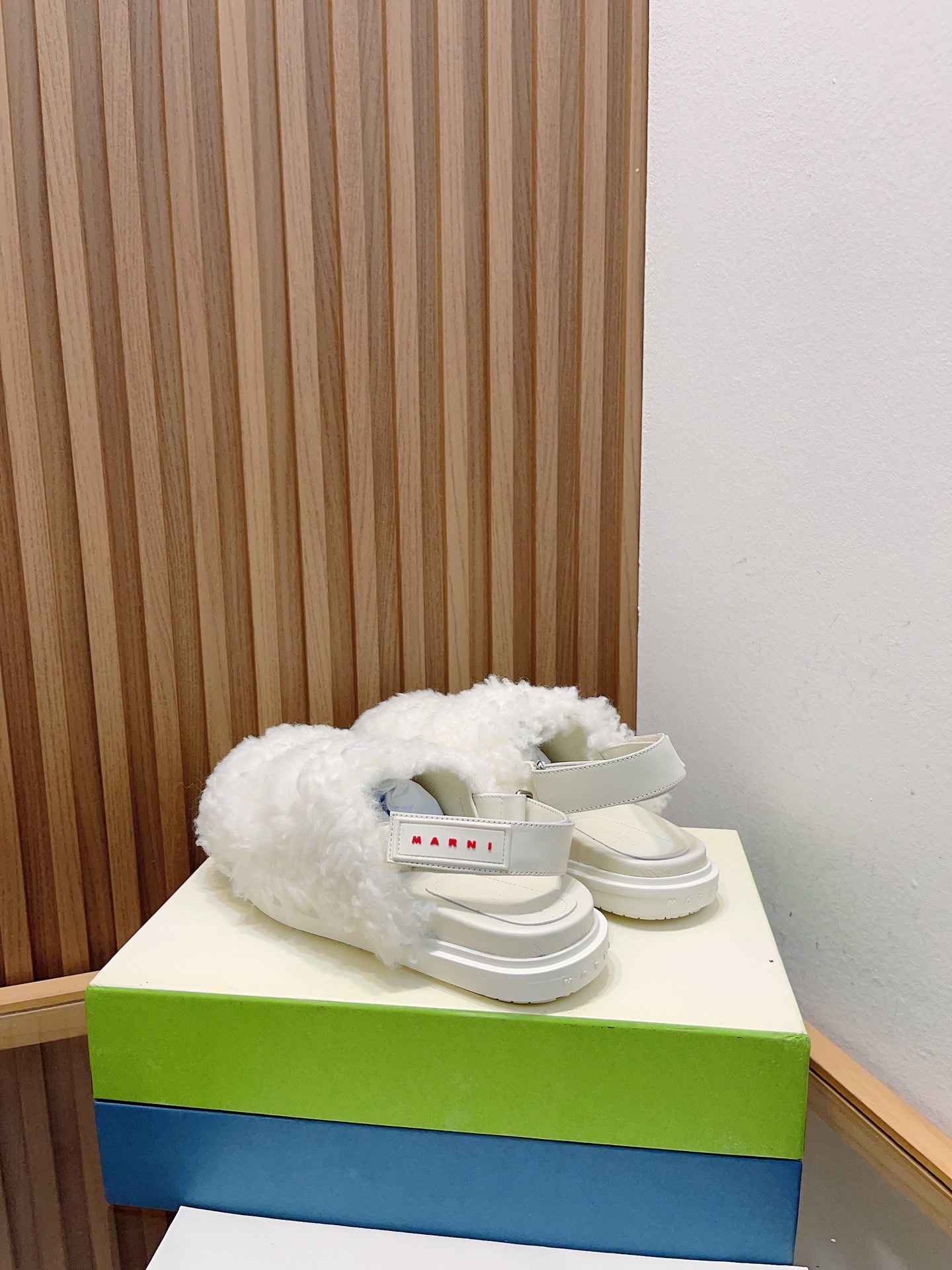 Manrimani’s 2023 Lamb-Covered Sandals: Stylish, Simple, and Comfortable - 图片 5