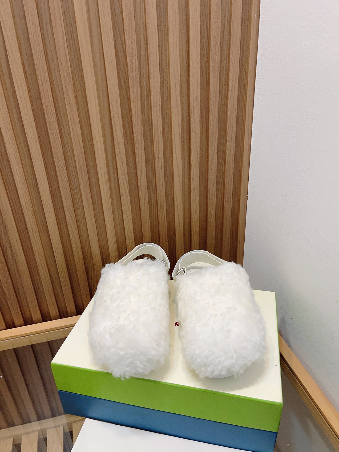 Manrimani’s 2023 Lamb-Covered Sandals: Stylish, Simple, and Comfortable - 图片 2