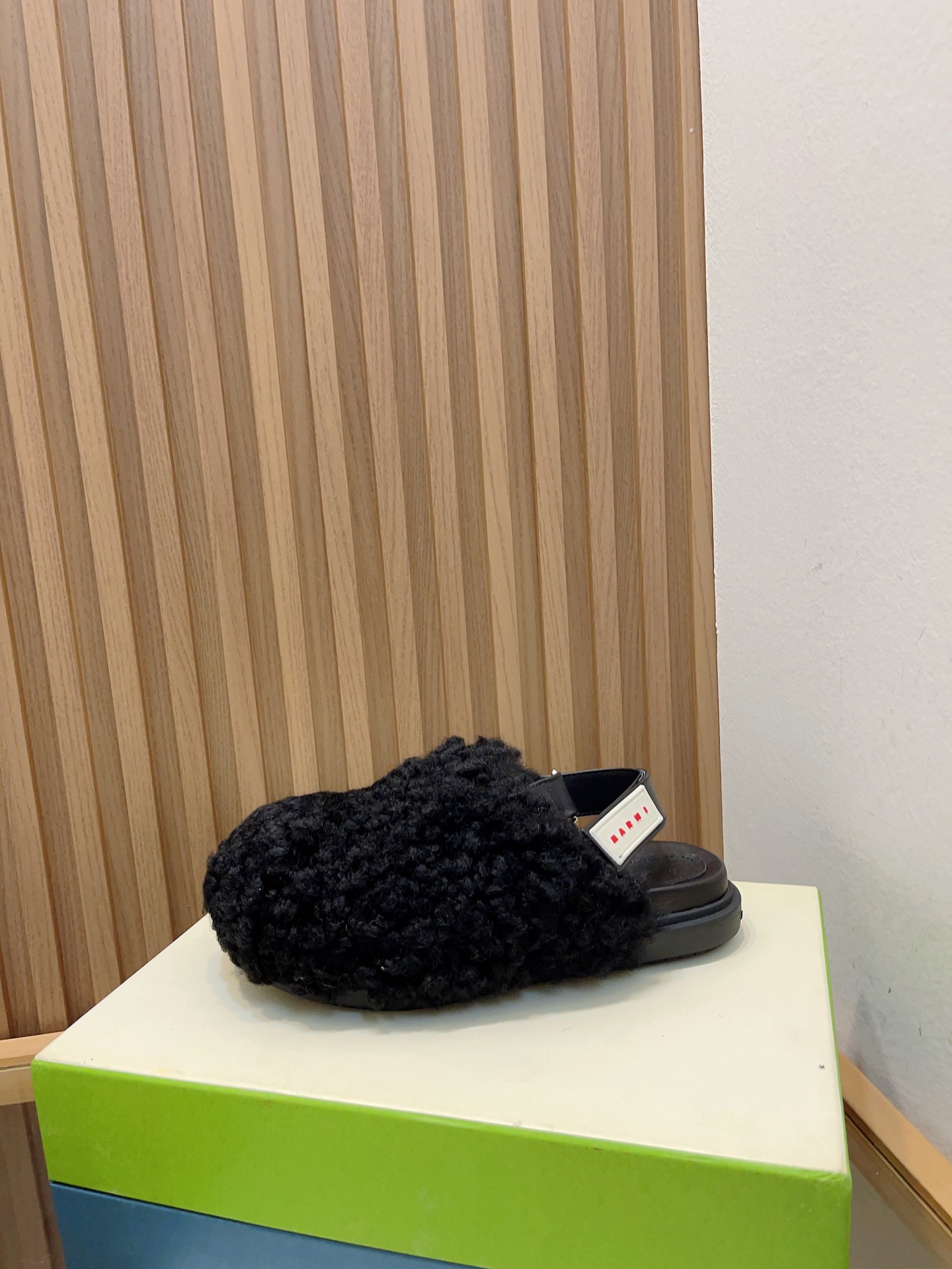 “Manrimani’s 2023 Lamb-Covered Sandals: Stylish, Simple, and Comfortable” - 图片 8