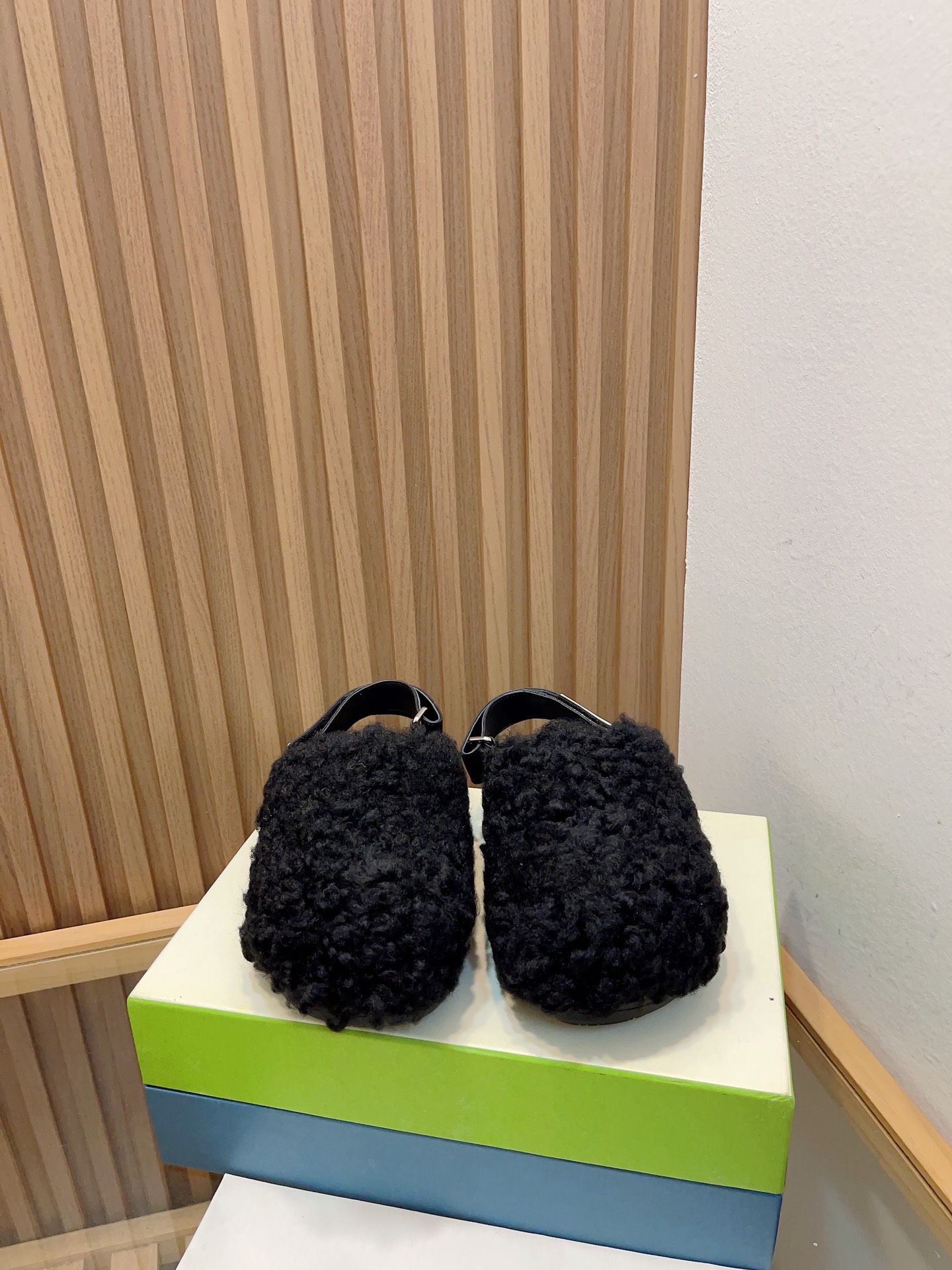 “Manrimani’s 2023 Lamb-Covered Sandals: Stylish, Simple, and Comfortable” - 图片 2