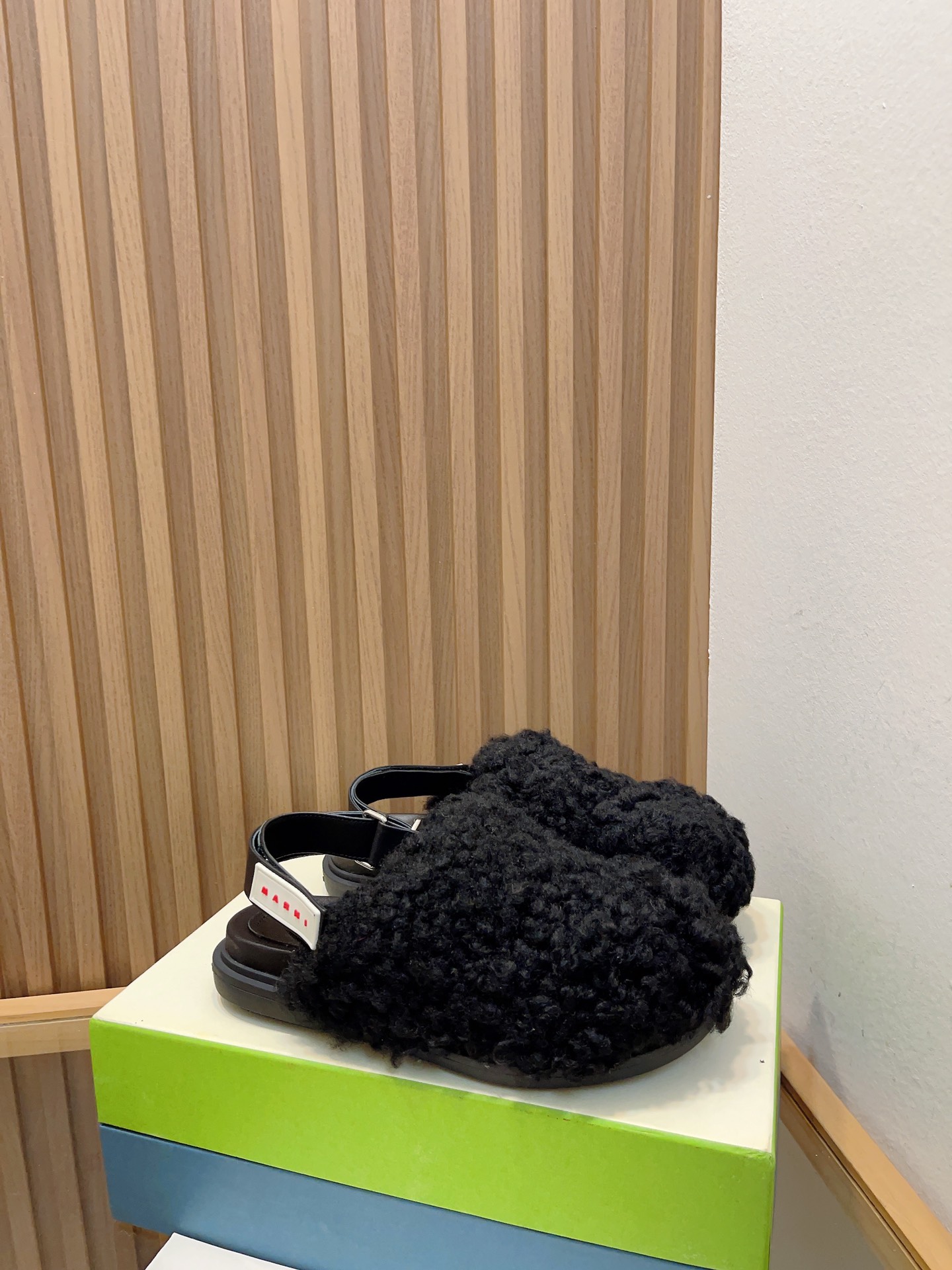 “Manrimani’s 2023 Lamb-Covered Sandals: Stylish, Simple, and Comfortable” - 图片 4