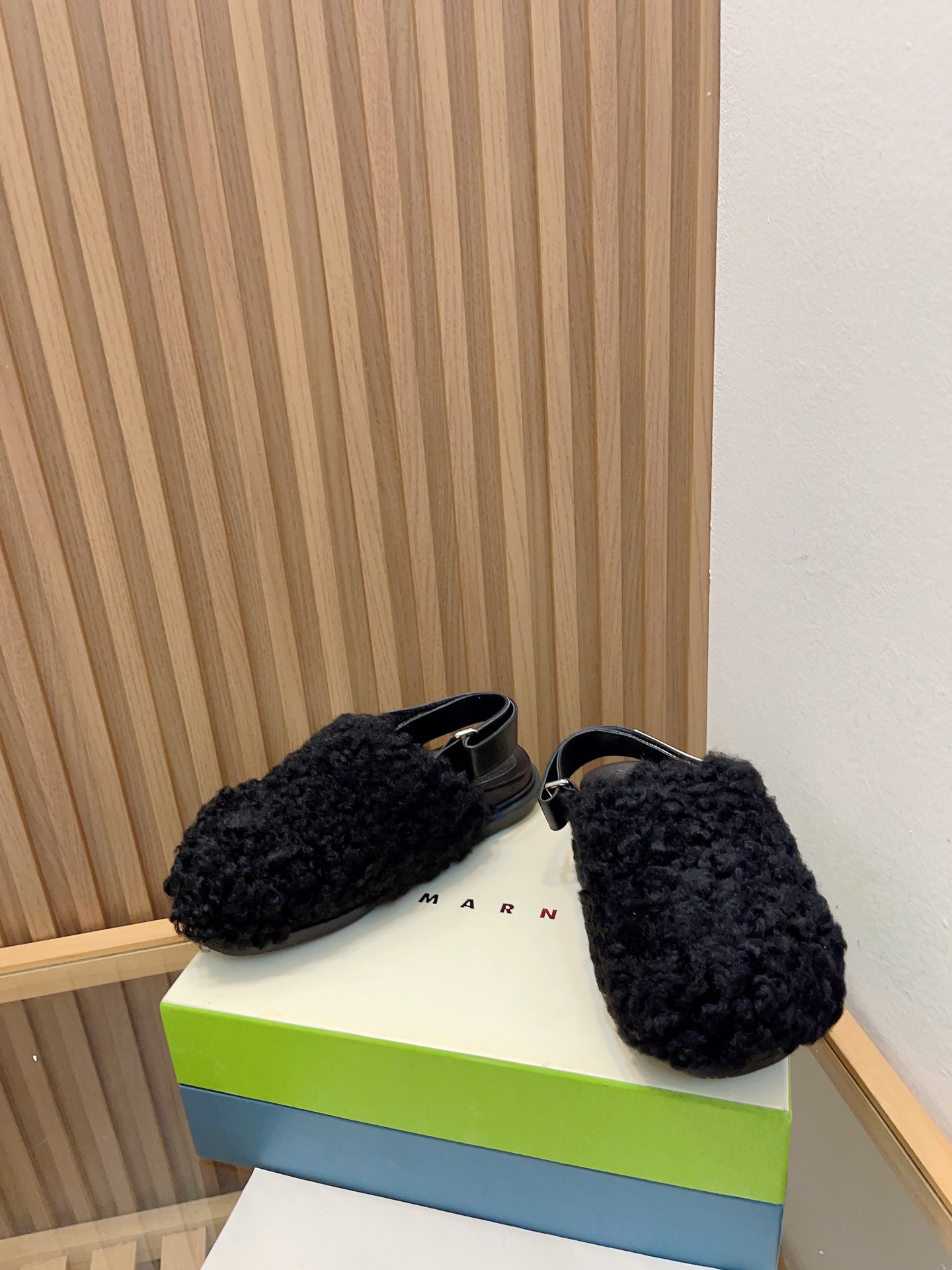 “Manrimani’s 2023 Lamb-Covered Sandals: Stylish, Simple, and Comfortable” - 图片 3