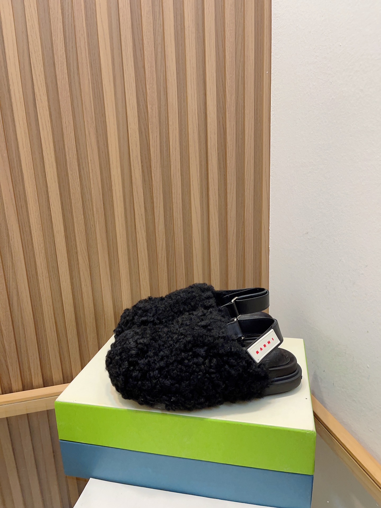 “Manrimani’s 2023 Lamb-Covered Sandals: Stylish, Simple, and Comfortable” - 图片 1