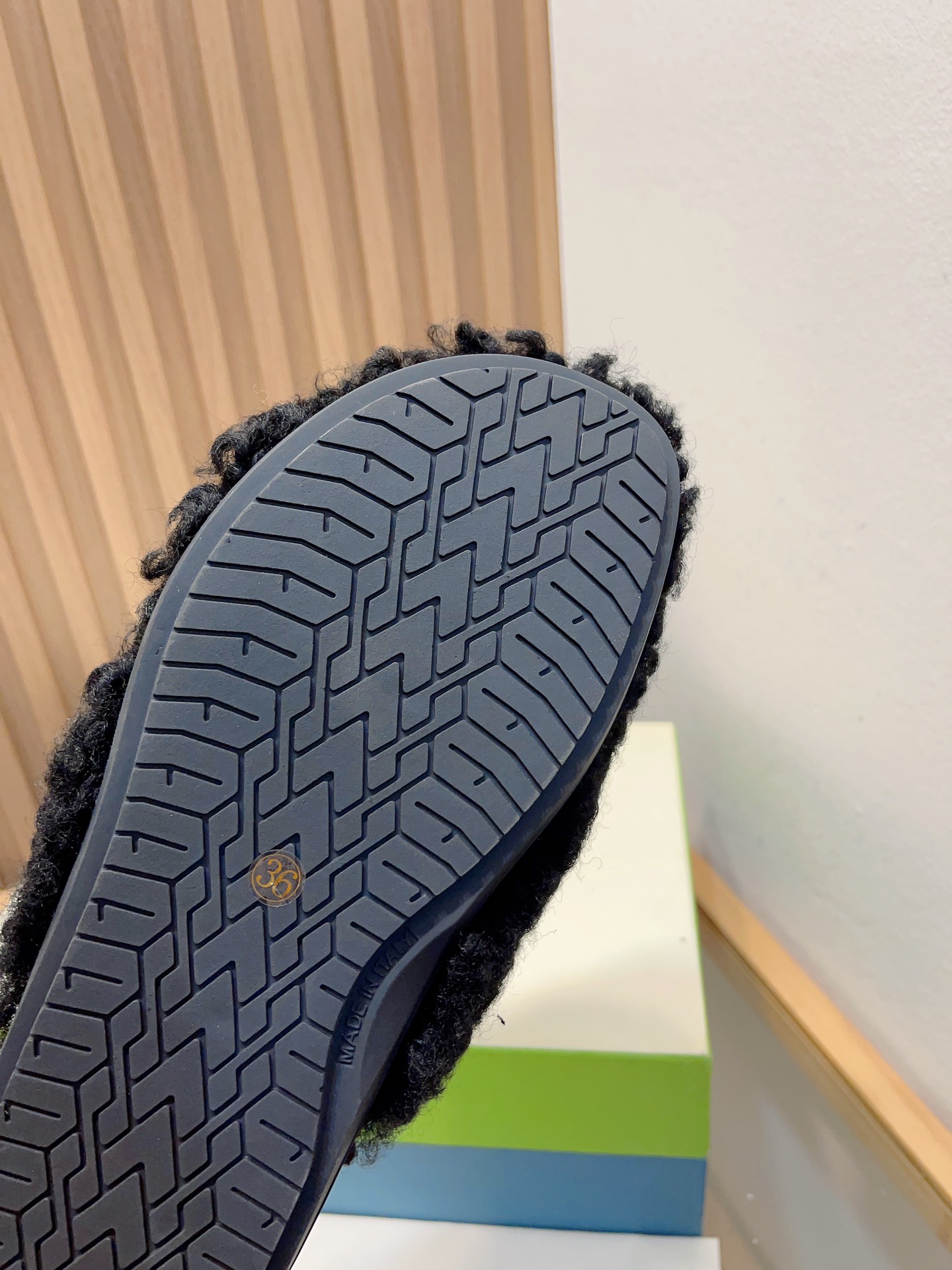 “Manrimani’s 2023 Lamb-Covered Sandals: Stylish, Simple, and Comfortable” - 图片 9