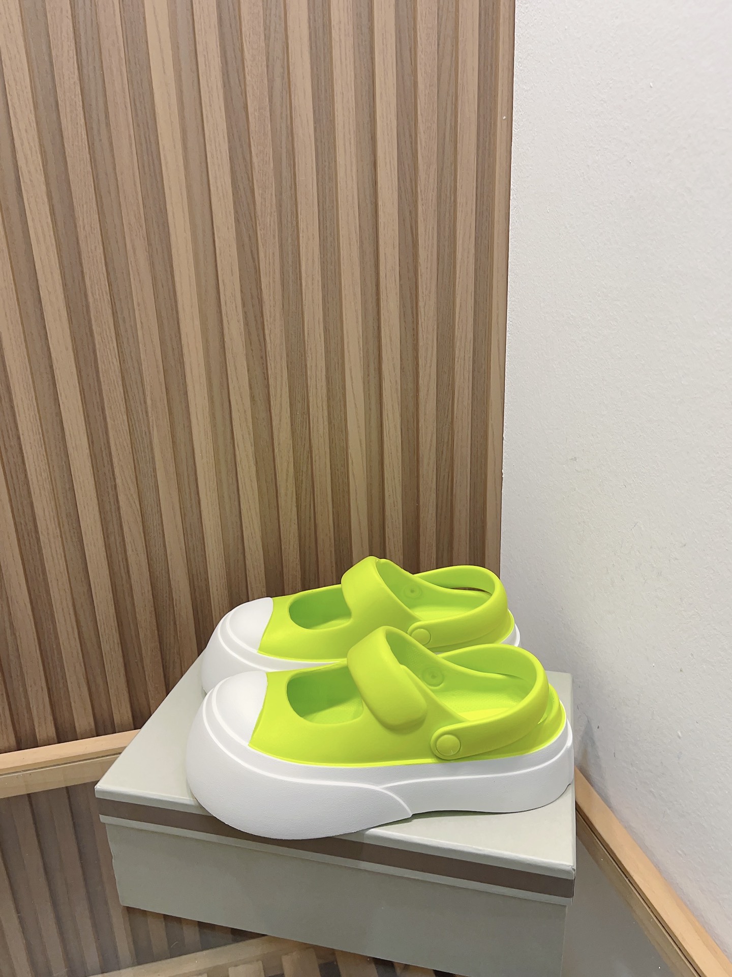 Manrimani’s Big Head Rubber Sandals: Cute, Lightweight, Long Legs, Integrated Design