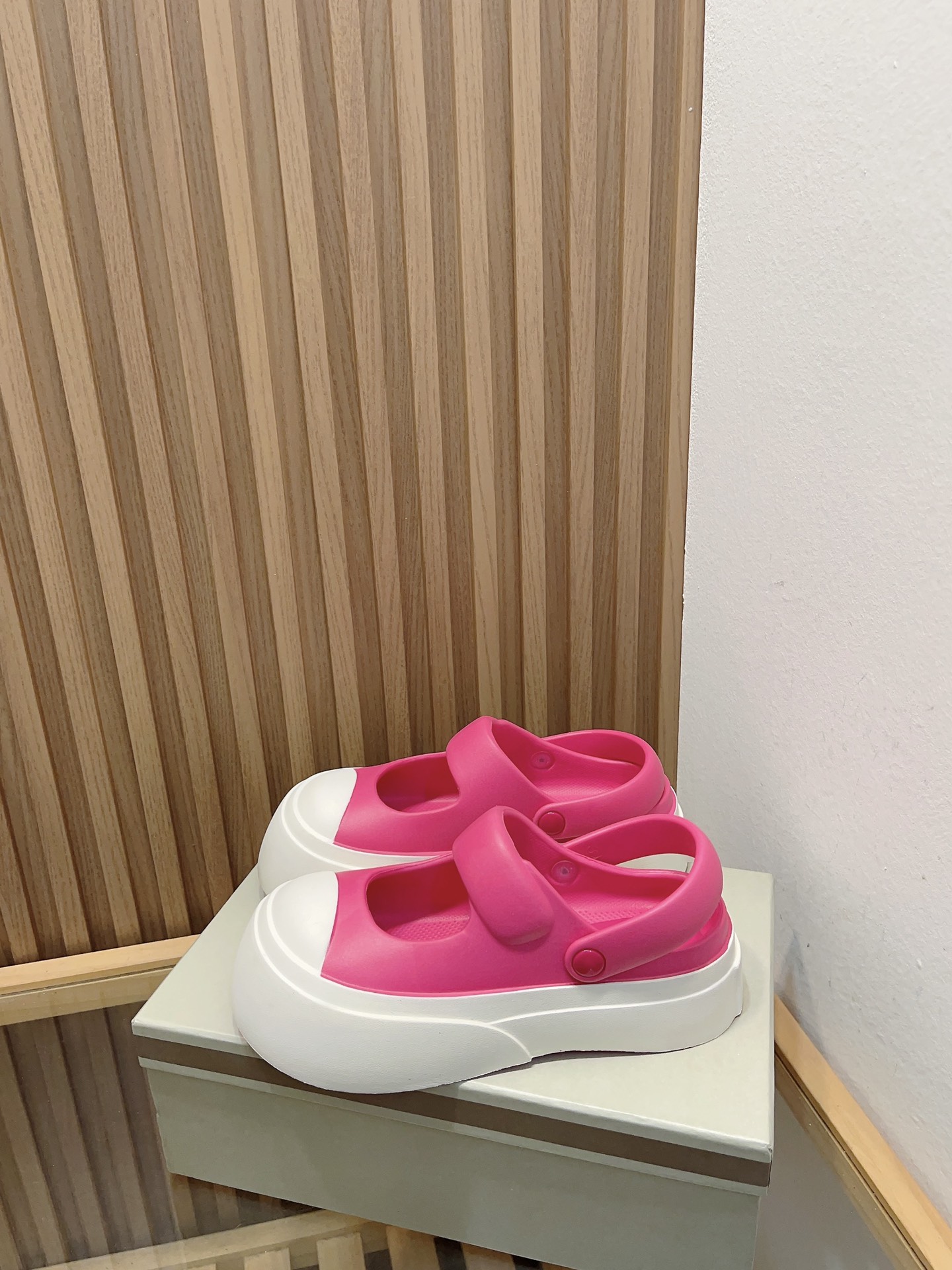 Manrimani Big Head Rubber Sandals: Cute Design, Lightweight, Comfortable, and Stylish. - 图片 1