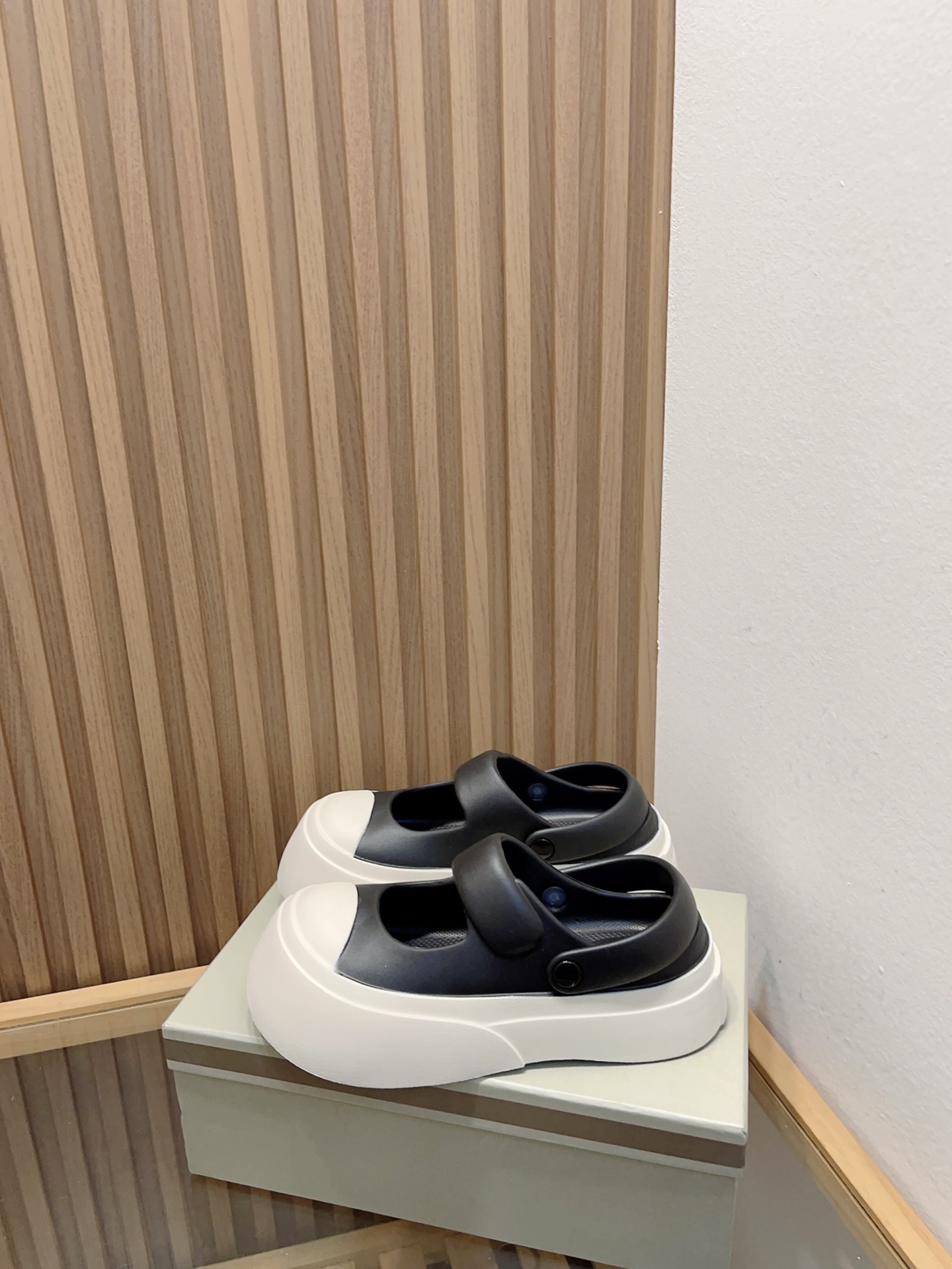 Manrimani’s Cute Big Head Rubber Sandals: Lightweight, Comfortable, and Stylish Size 35-39.