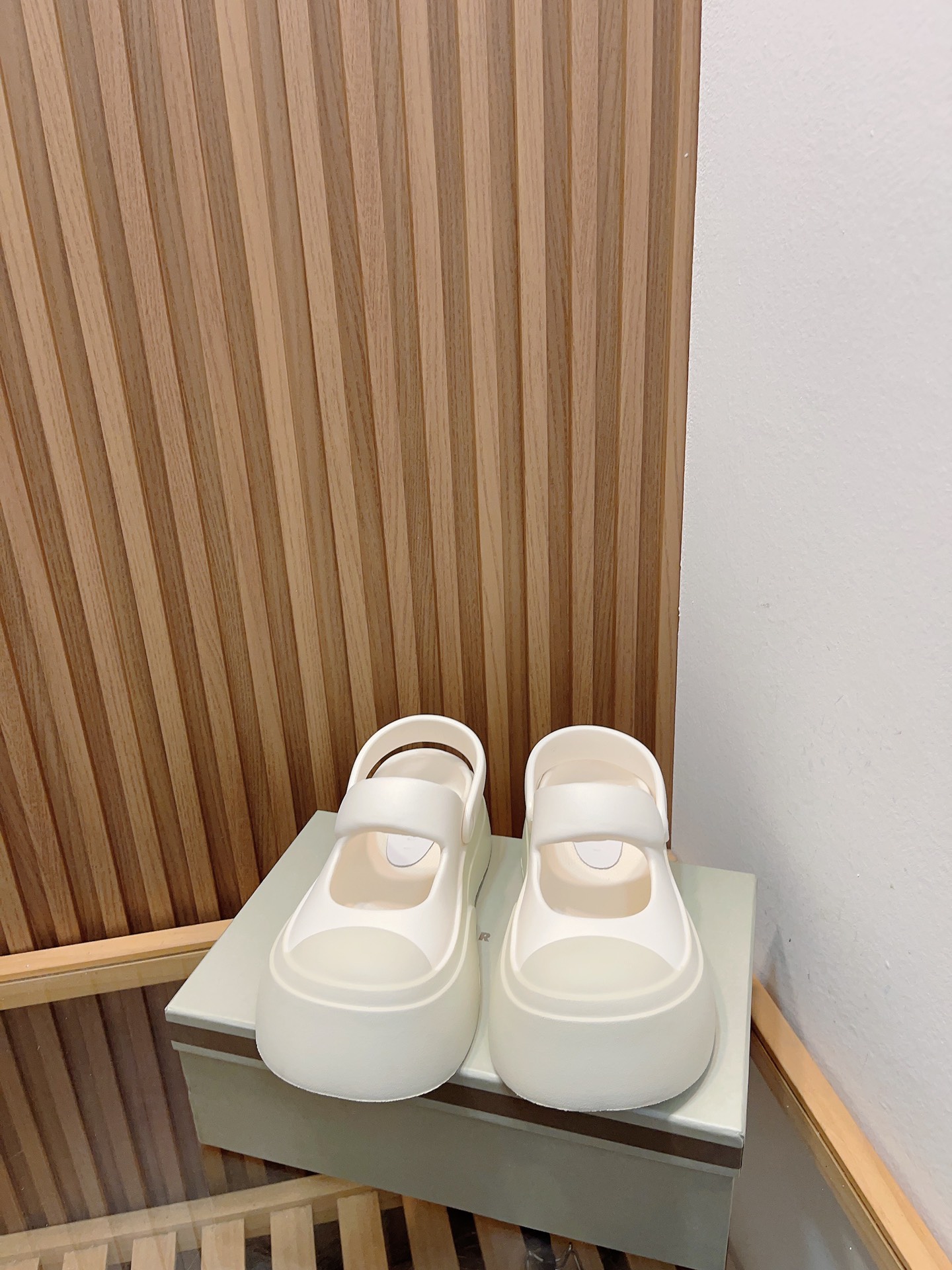Manrimani’s Cute Big Head Rubber Sandals: Lightweight, Comfortable, and Stylish. - 图片 2