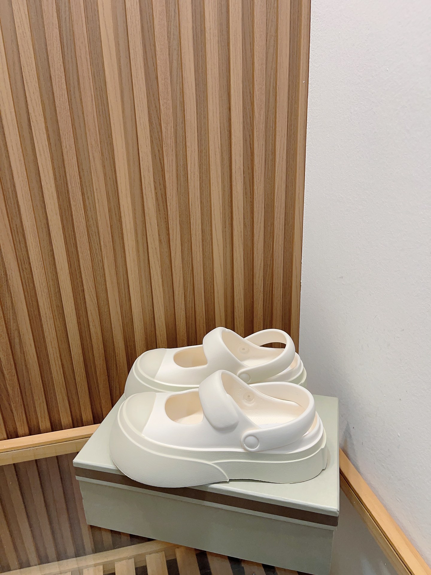 Manrimani’s Cute Big Head Rubber Sandals: Lightweight, Comfortable, and Stylish.