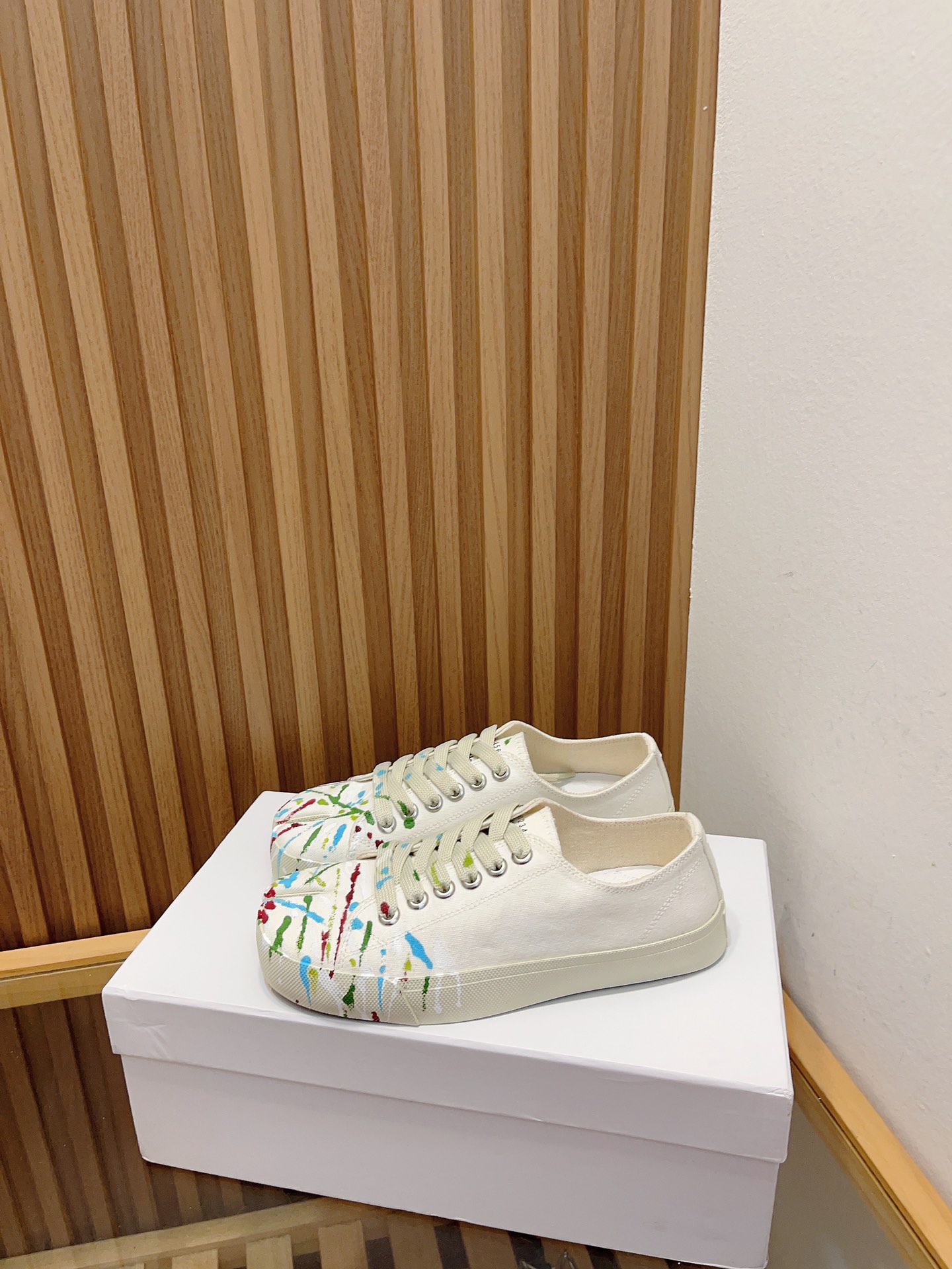 NO:761178,- (Graffiti prices are different, please pay attention to the distinction) maison margiel*, Margiel's classic split-toe sneakers for couples. Canvas upper, grained front sole, number logo on the back, and Tabi split toe. It is inspired by the traditional 15th century Japanese socks of the same name - it captures the avant-garde and disobedient spirit of Maison and exists as a classic. The shoes are very lightweight!  It's super comfortable and breathable to wear!  Original breathable canvas for the upper, sheepskin lining for the feet, soft, sweat-absorbent, breathable and comfortable, original open-molded rubber wear-resistant tendon bottom, size for women 35-39 (customized at 40, non-returnable), men 40-44 (customized at 45, non-refundable), casual shoes/sports shoes, masion margiela, sneakers, sheepskin, socks19860909-（涂鸦价格不同,注意区分） maison margiel*,马吉拉经典情侣款分趾板鞋 帆布鞋面、颗粒纹前底,背面有数字标志,并带有Tabi分叉脚趾,灵感来自传统的15世纪同名日本袜子——它抓住了Maison的前卫和不服从精神,并作为经典存在,鞋子很轻便！穿起来上脚超级舒服透气！ 鞋面原版透气帆布 内里羊皮垫脚、柔软吸汗透气舒适 鞋底原版开模橡胶耐磨牛筋底 码数女35-39（40定做不退换） 男40-44（45定做不退换）,休闲鞋/运动鞋,masion margiela,sneakers,sheepskin,socks,Women's Shoes