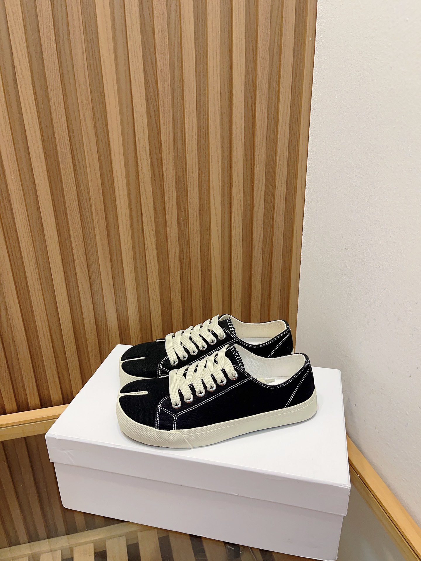 NO:761187,- maison margiel*, Margiel's classic split-toe sneakers for couples. It has a canvas upper, a grained front sole, a number logo on the back, and a Tabi split toe. It is inspired by the traditional Japanese socks of the same name from the 15th century - it captures the avant-garde and disobedient spirit of Maison and exists as a classic. The shoe is very lightweight!  It's super comfortable and breathable to wear!  Original breathable canvas for the upper, sheepskin lining for the feet, soft, sweat-absorbent, breathable and comfortable, original open-molded rubber wear-resistant tendon bottom, size for women 35-39 (customized at 40, non-returnable), men 40-44 (customized at 45, non-refundable), casual shoes/sports shoes, masion margiela, sneakers, sheepskin, socks19860909- maison margiel*,马吉拉经典情侣款分趾板鞋 帆布鞋面、颗粒纹前底,背面有数字标志,并带有Tabi分叉脚趾,灵感来自传统的15世纪同名日本袜子——它抓住了Maison的前卫和不服从精神,并作为经典存在,鞋子很轻便！穿起来上脚超级舒服透气！ 鞋面原版透气帆布 内里羊皮垫脚、柔软吸汗透气舒适 鞋底原版开模橡胶耐磨牛筋底 码数女35-39（40定做不退换） 男40-44（45定做不退换）,休闲鞋/运动鞋,masion margiela,sneakers,sheepskin,socks,Women's Shoes