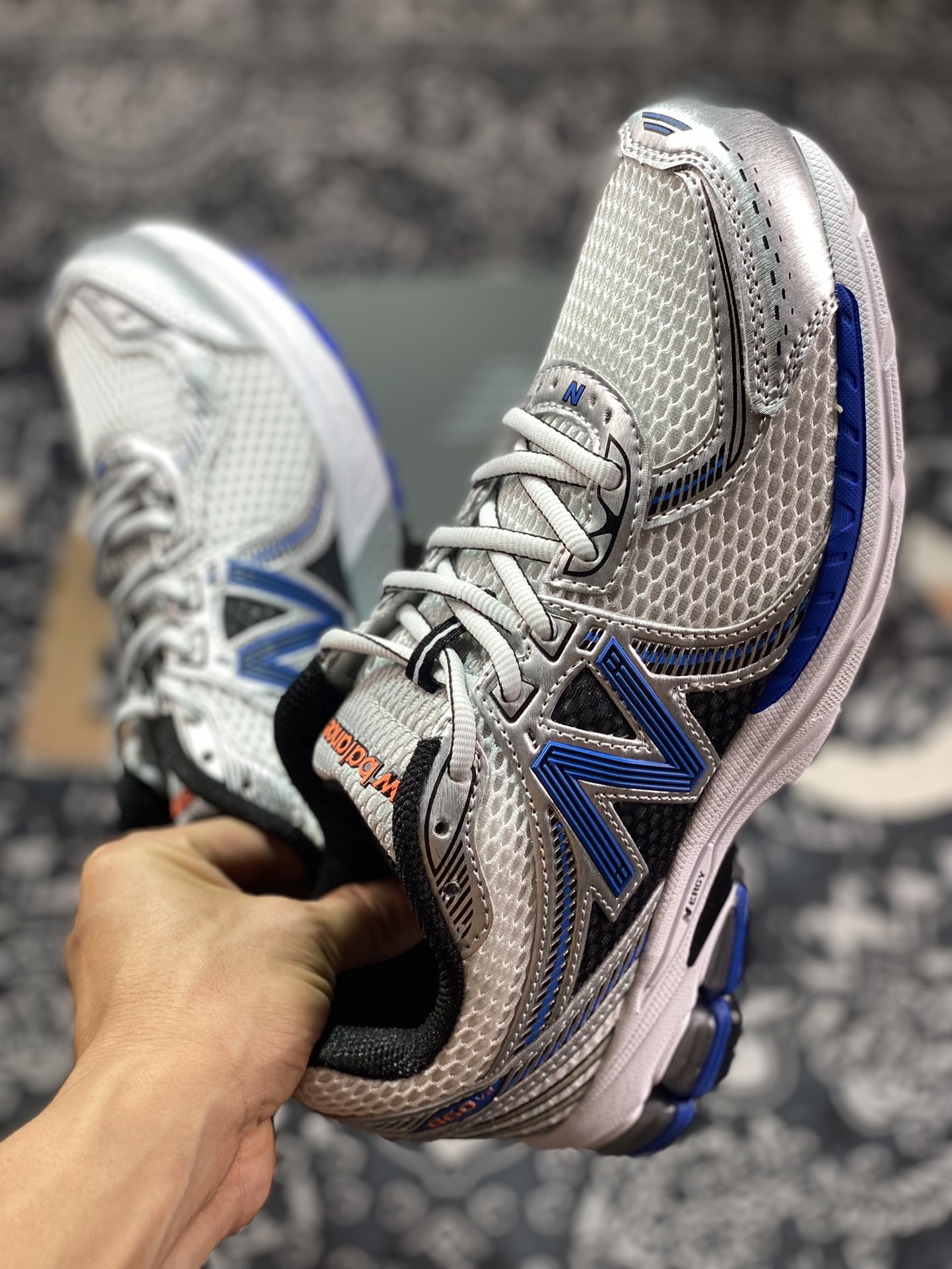 220 New Balance ML860V2系列低帮经典复古老爹风休闲运动慢跑鞋“银白黑皇家宝蓝”ML860XB